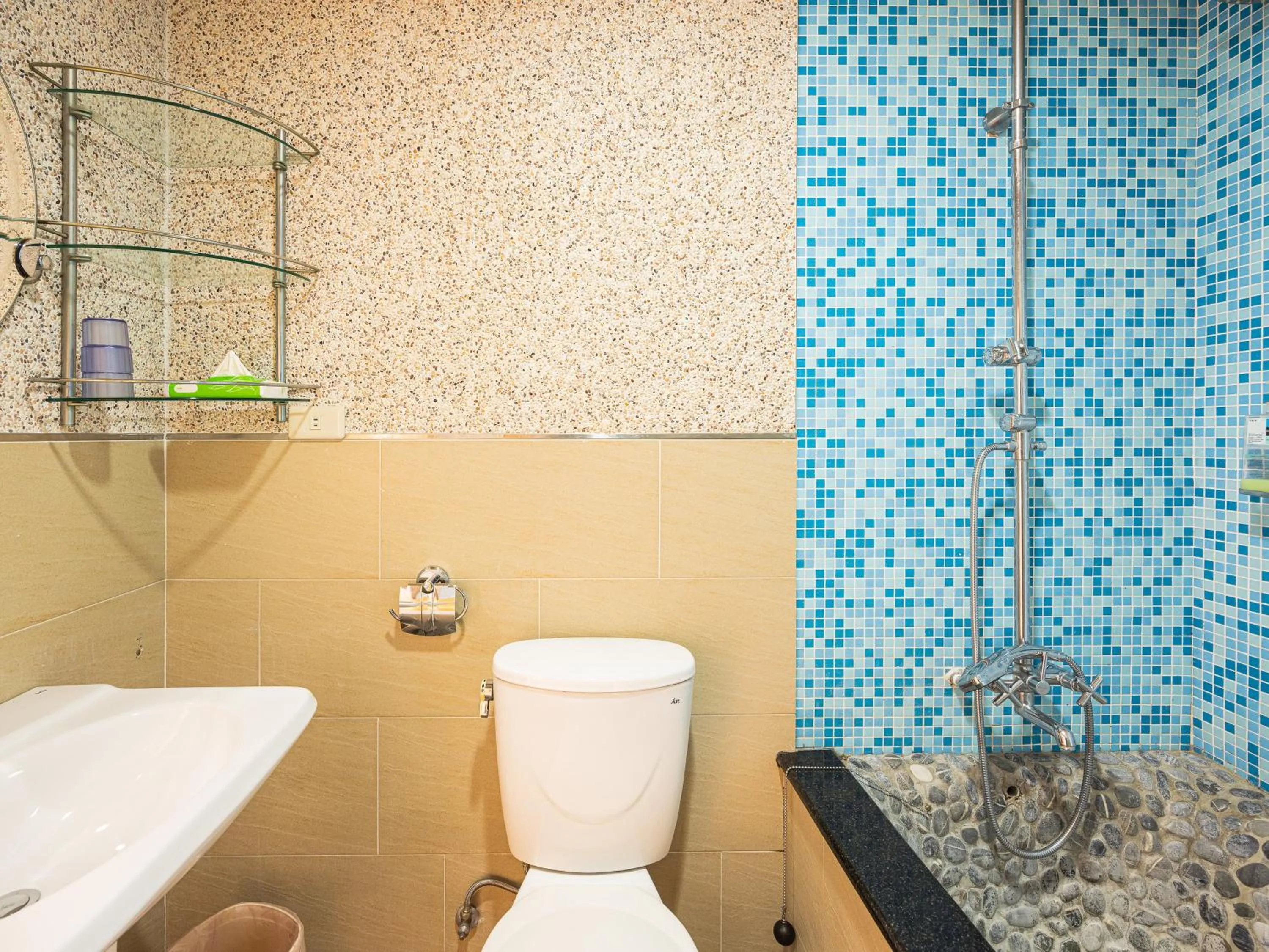 Toilet in Bishui Shanju Lakeside B&B