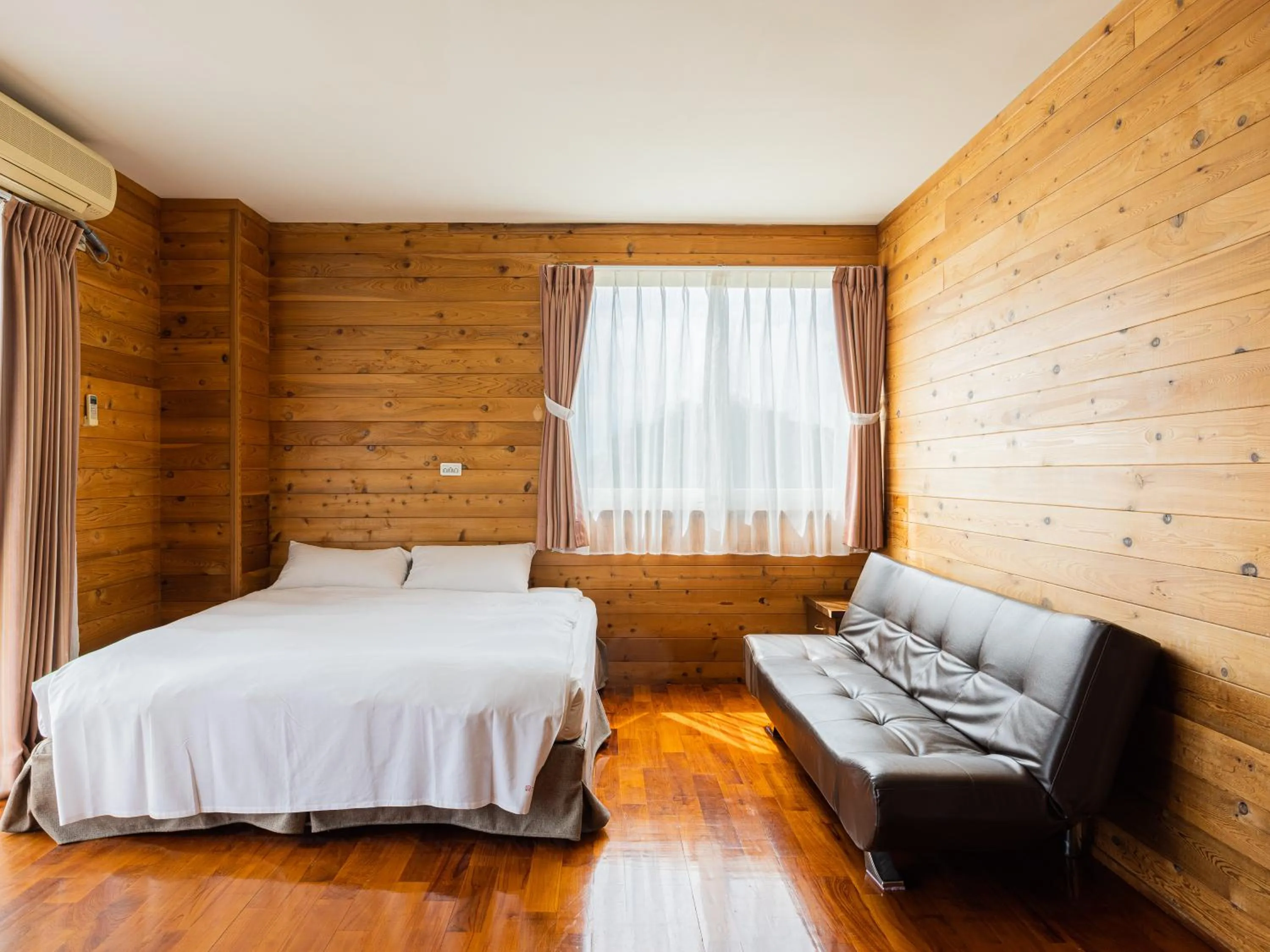 On site, Bed in Bishui Shanju Lakeside B&B