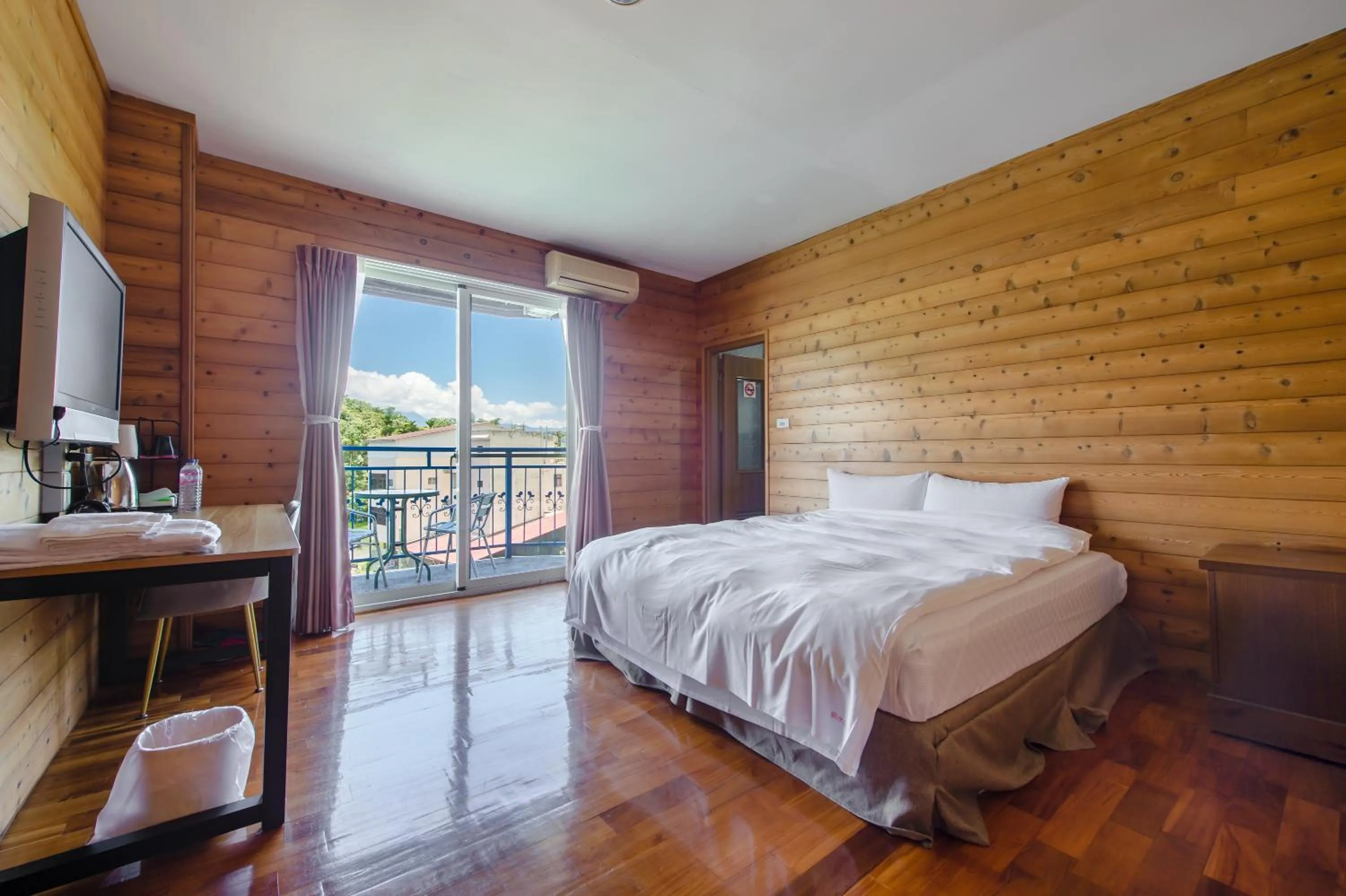 On site, Bed in Bishui Shanju Lakeside B&B