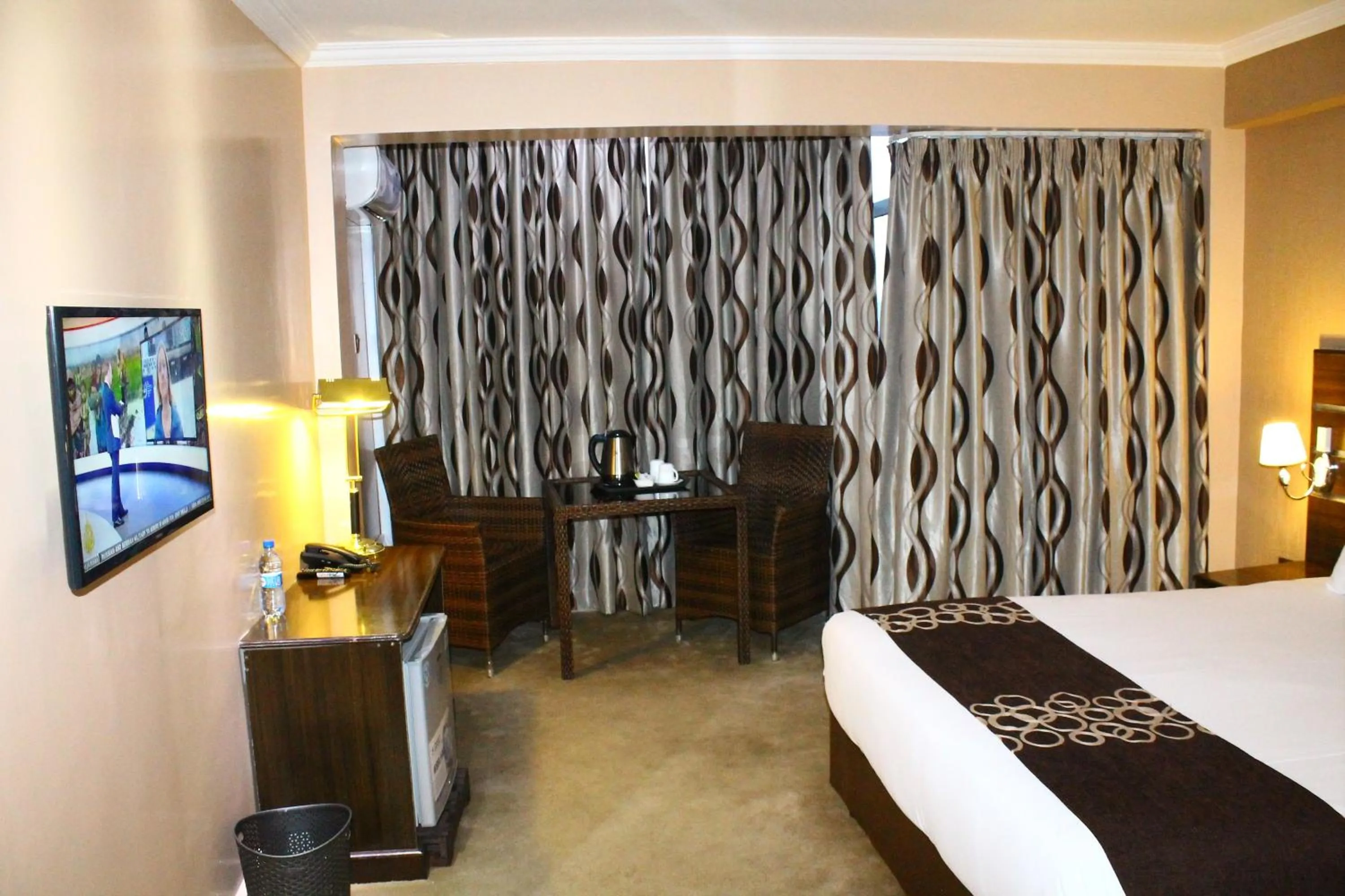 Seating area, Bed in Airport Landing Hotel