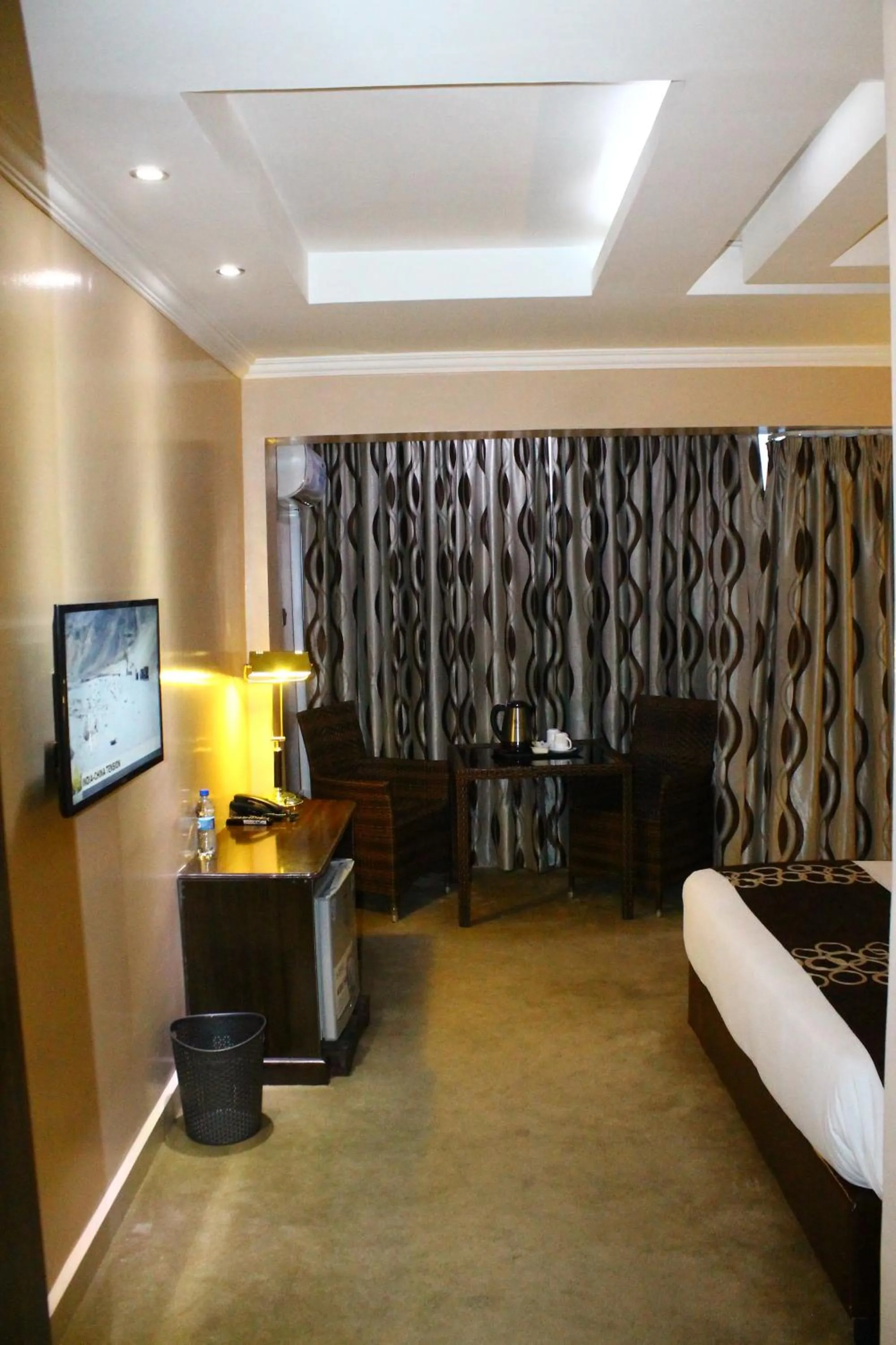 Seating area, Bed in Airport Landing Hotel