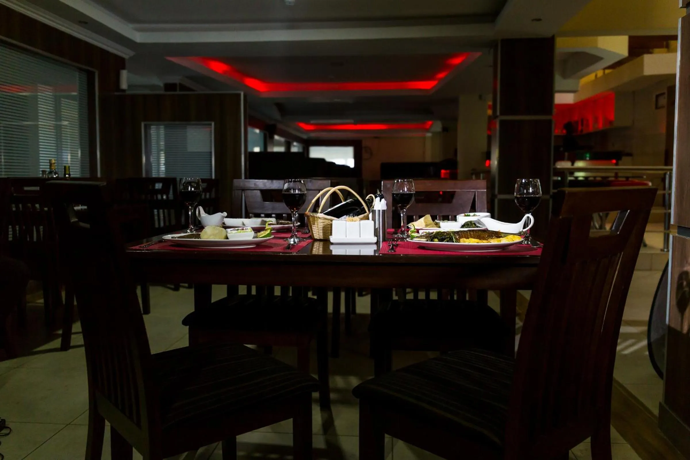 Restaurant/places to eat in Airport Landing Hotel