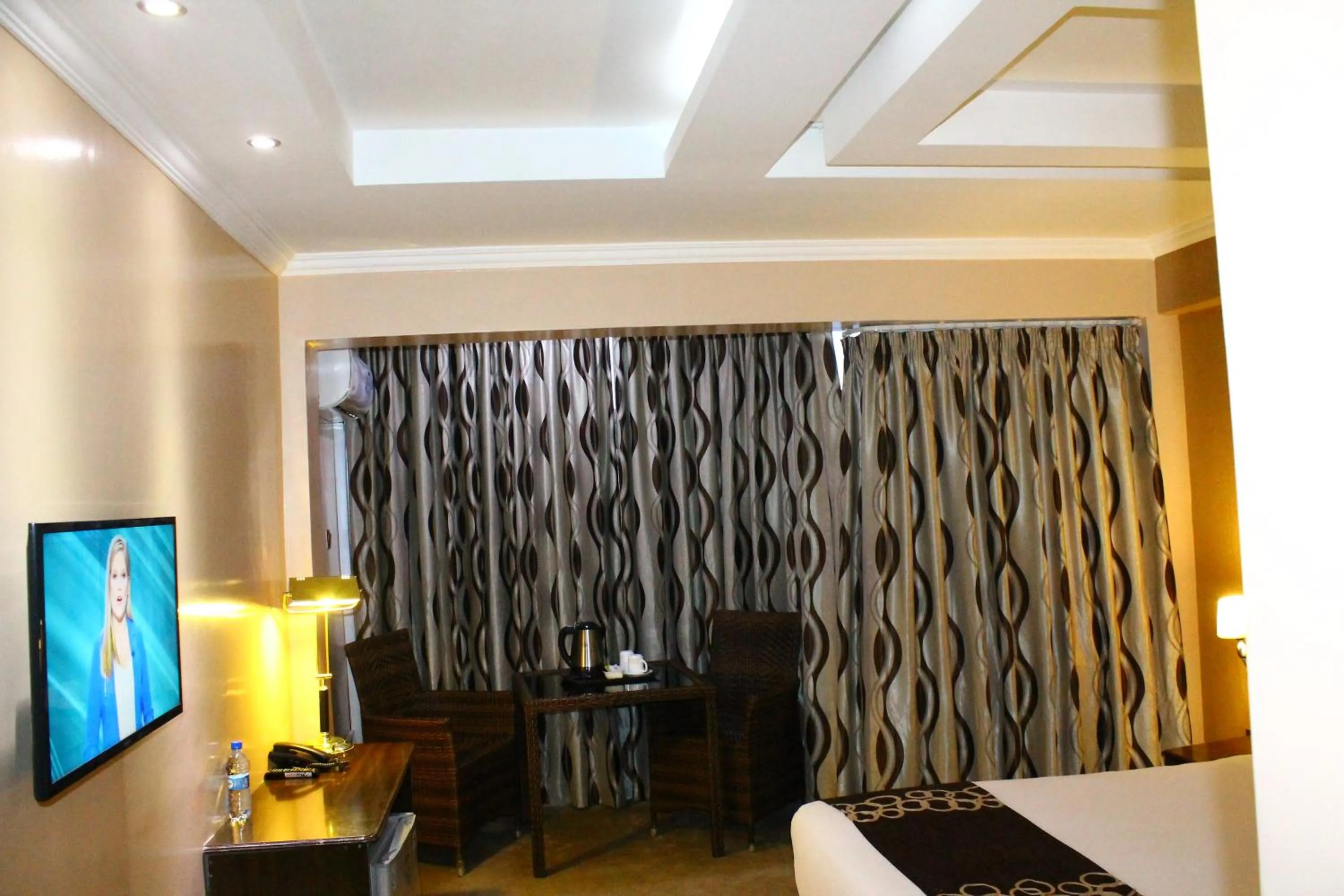 Seating area, Bed in Airport Landing Hotel