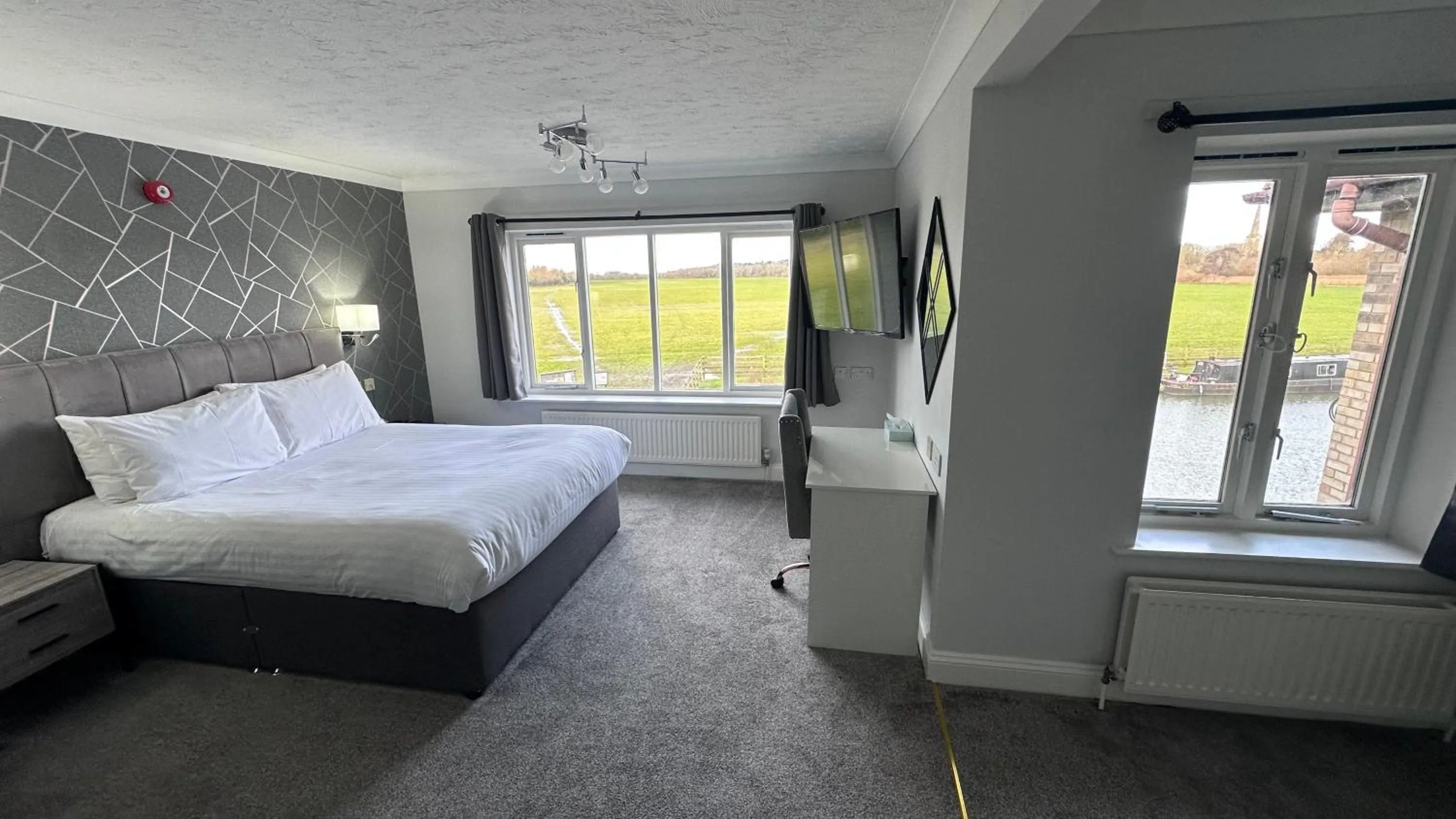 Photo of the whole room, Bed in Dolphin Hotel St Ives