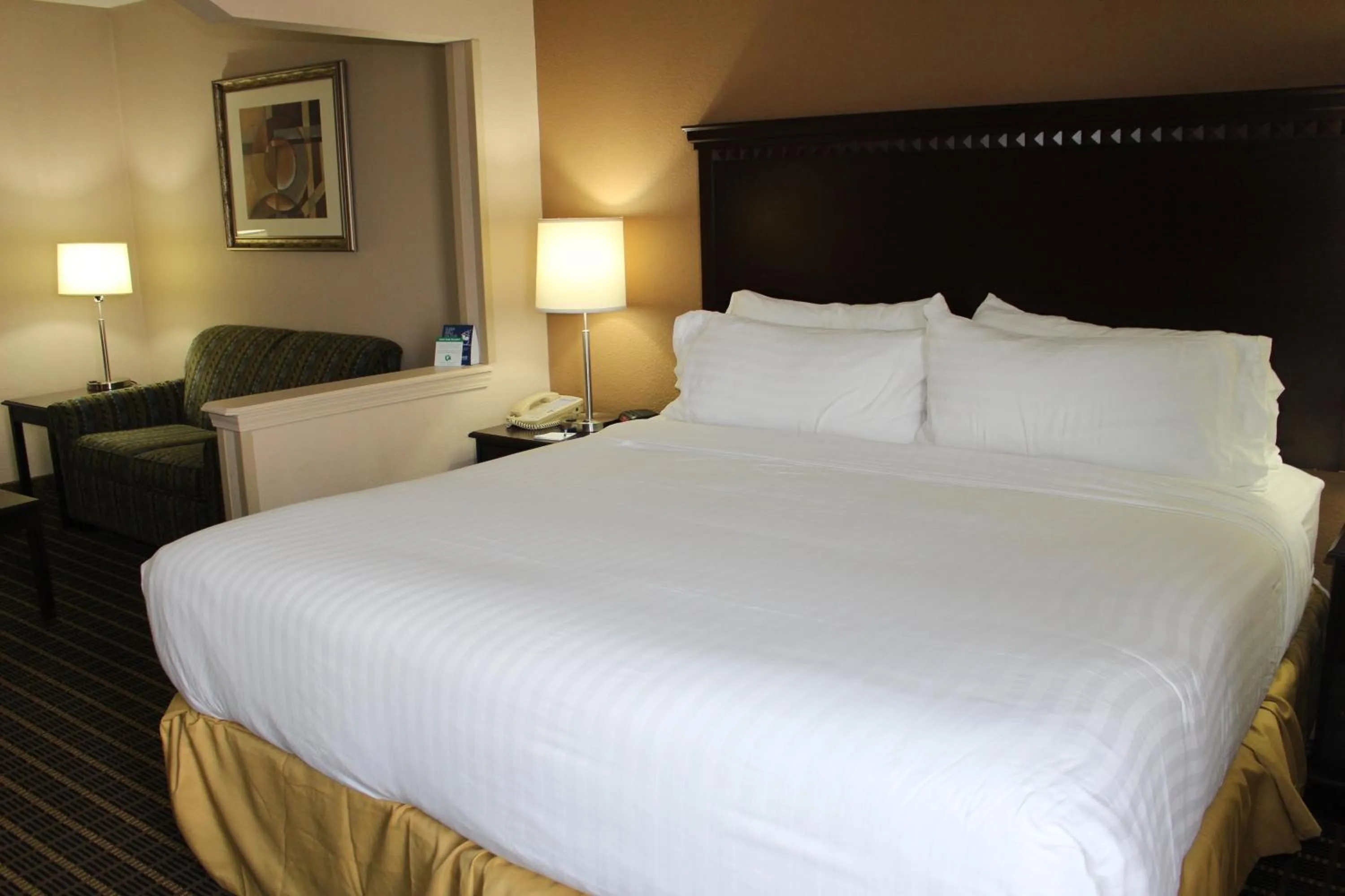 Photo of the whole room, Bed in Holiday Inn Express Kansas City Liberty Missouri by IHG