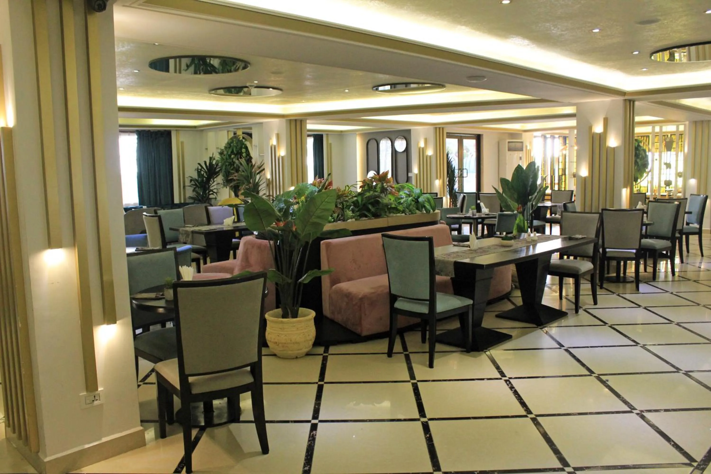 Restaurant/places to eat in Boulevard Palace Hotel