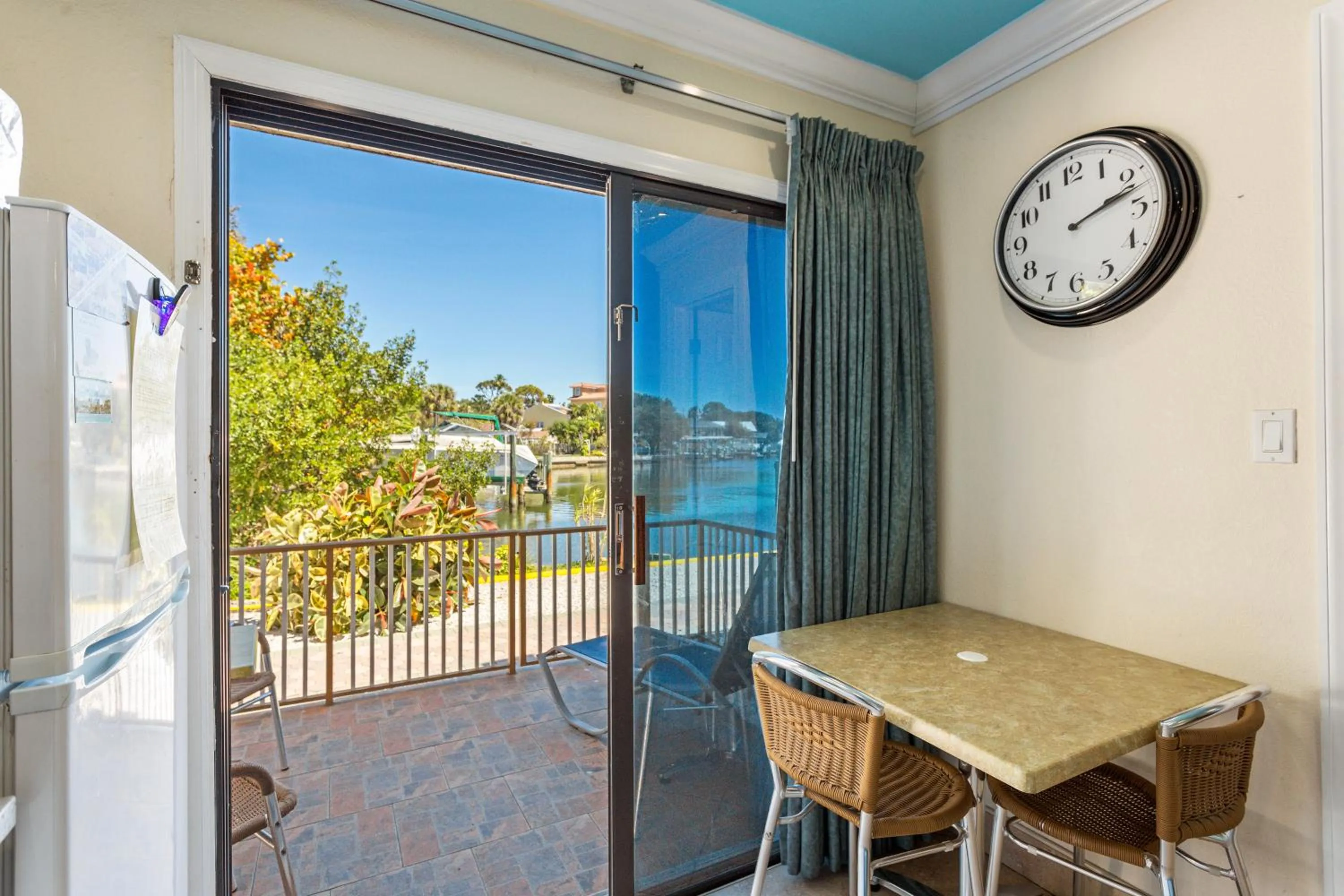 Bay Front with Balcony Suite: 2 Double Beds and 1 Sleeper Sofa in Bayview Plaza Waterfront Resort