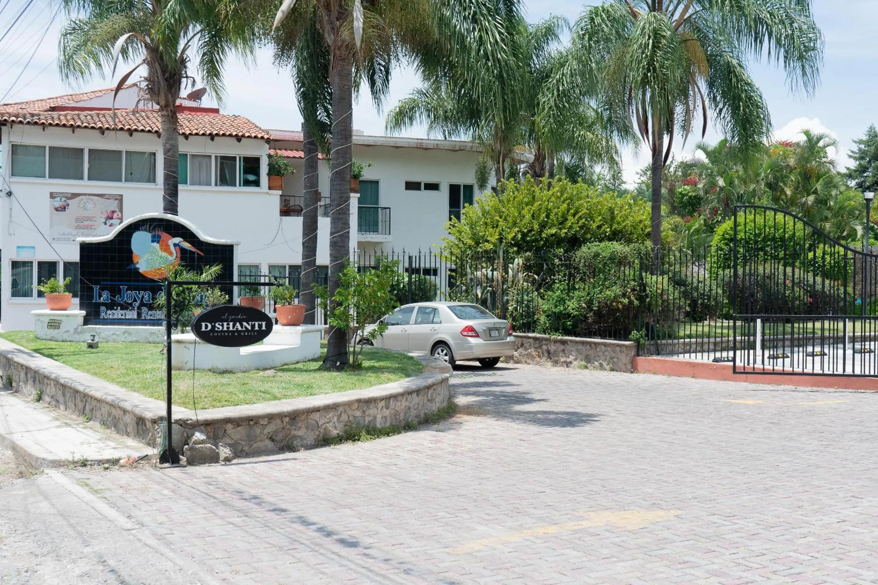 Facade/entrance in Capital O La Joya Del Lago