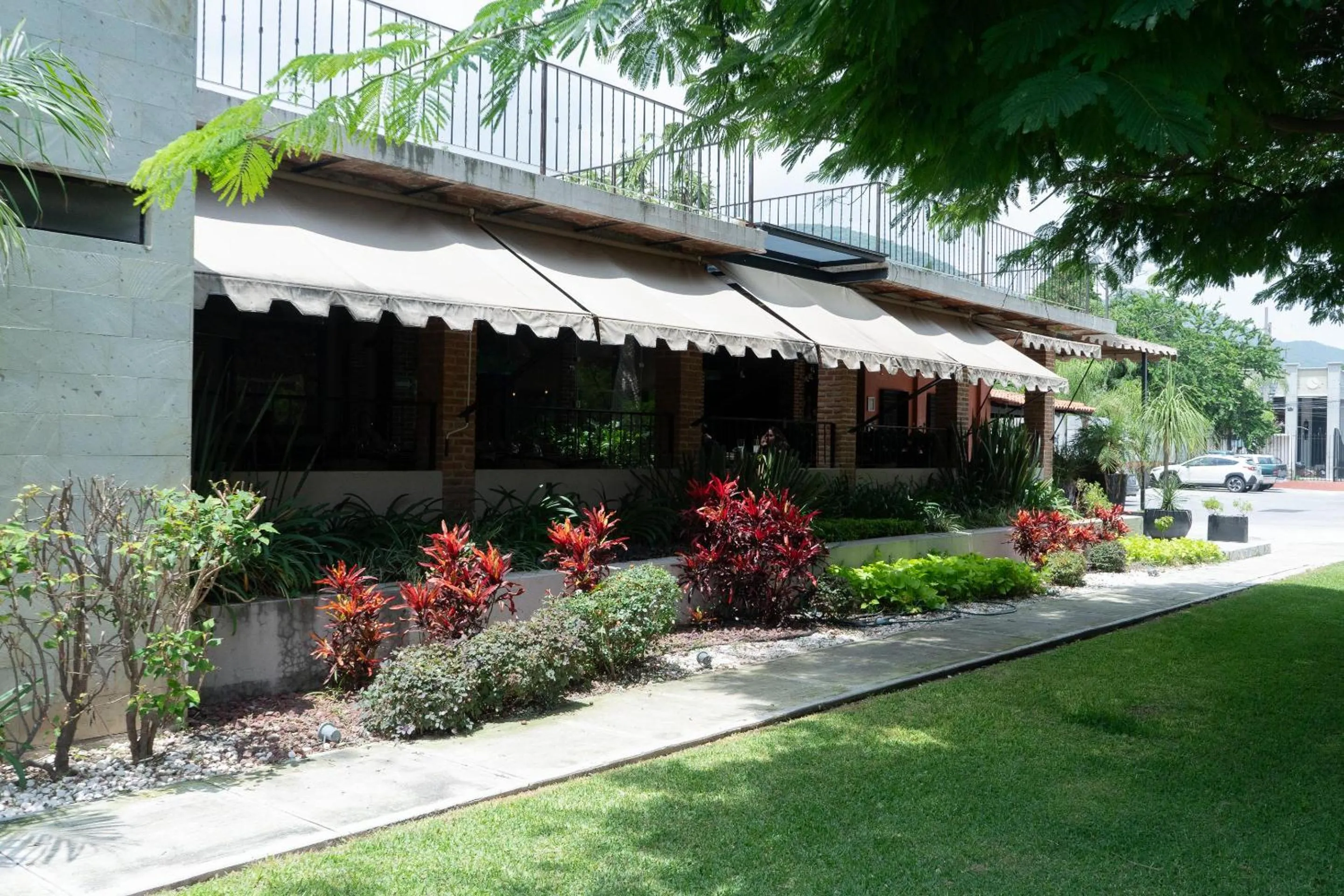 Restaurant/places to eat in Capital O La Joya Del Lago