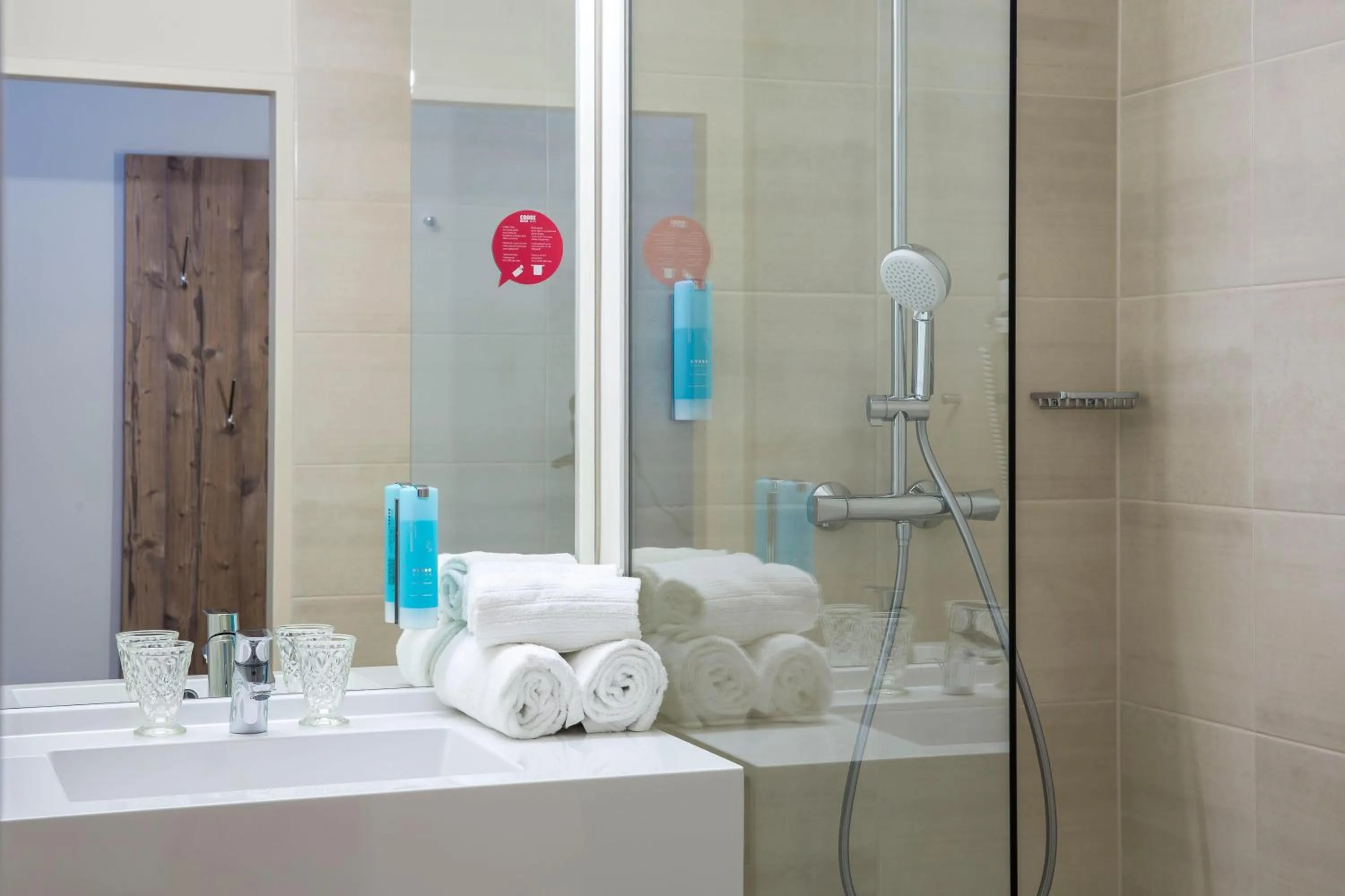 Shower in COOEE alpin Hotel Dachstein