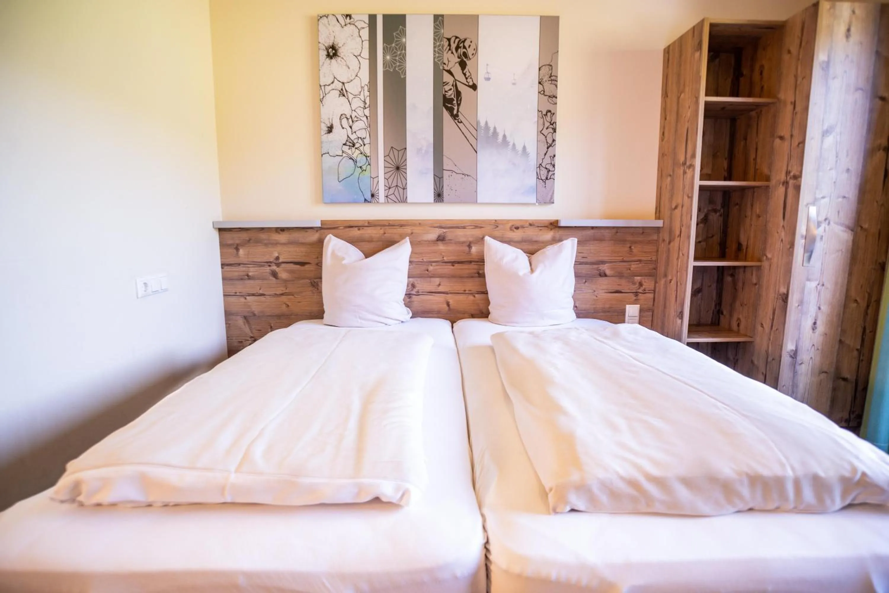 Bed in COOEE alpin Hotel Dachstein