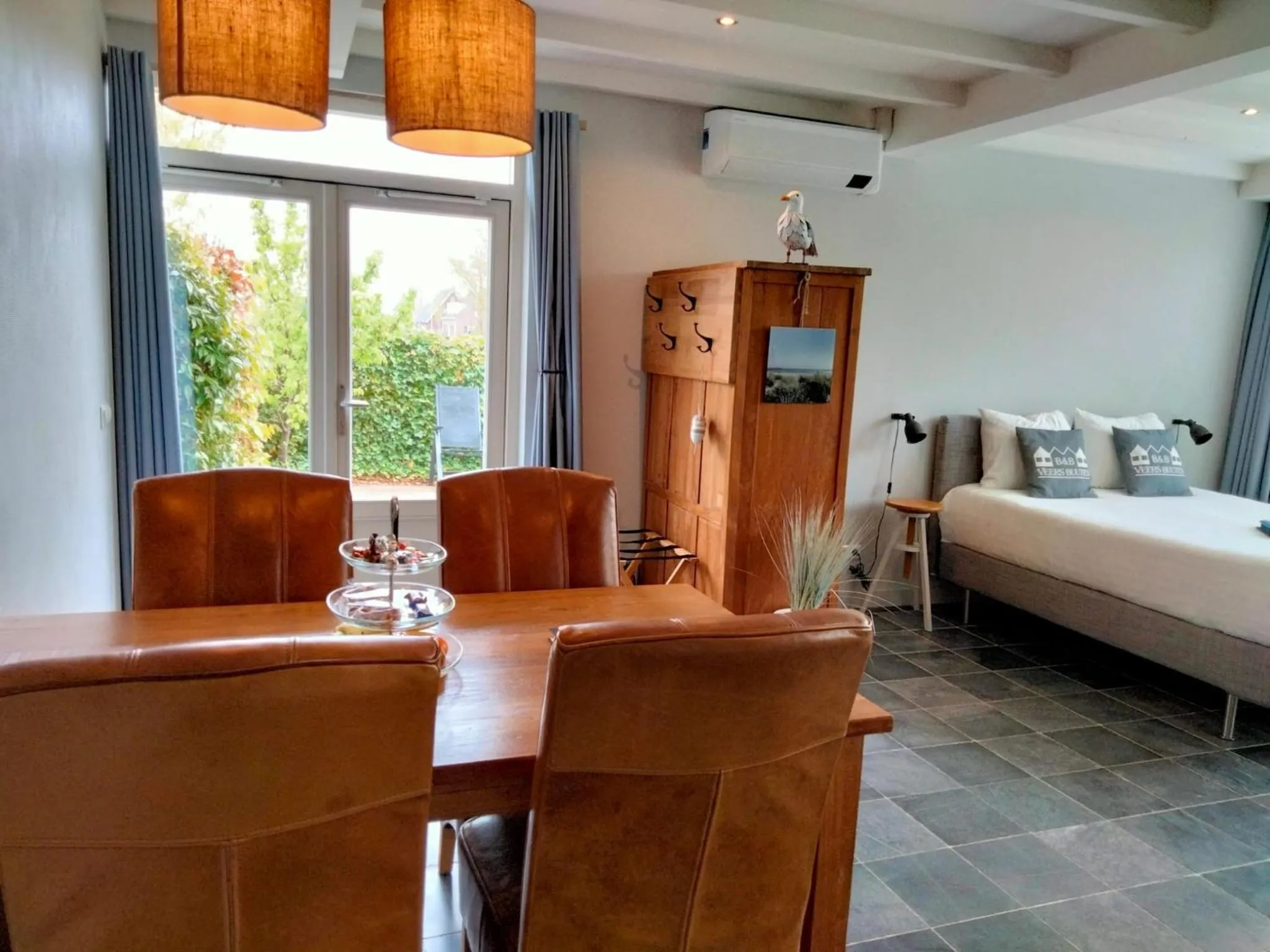 Dining area, Bed in B&B Veers Buuten