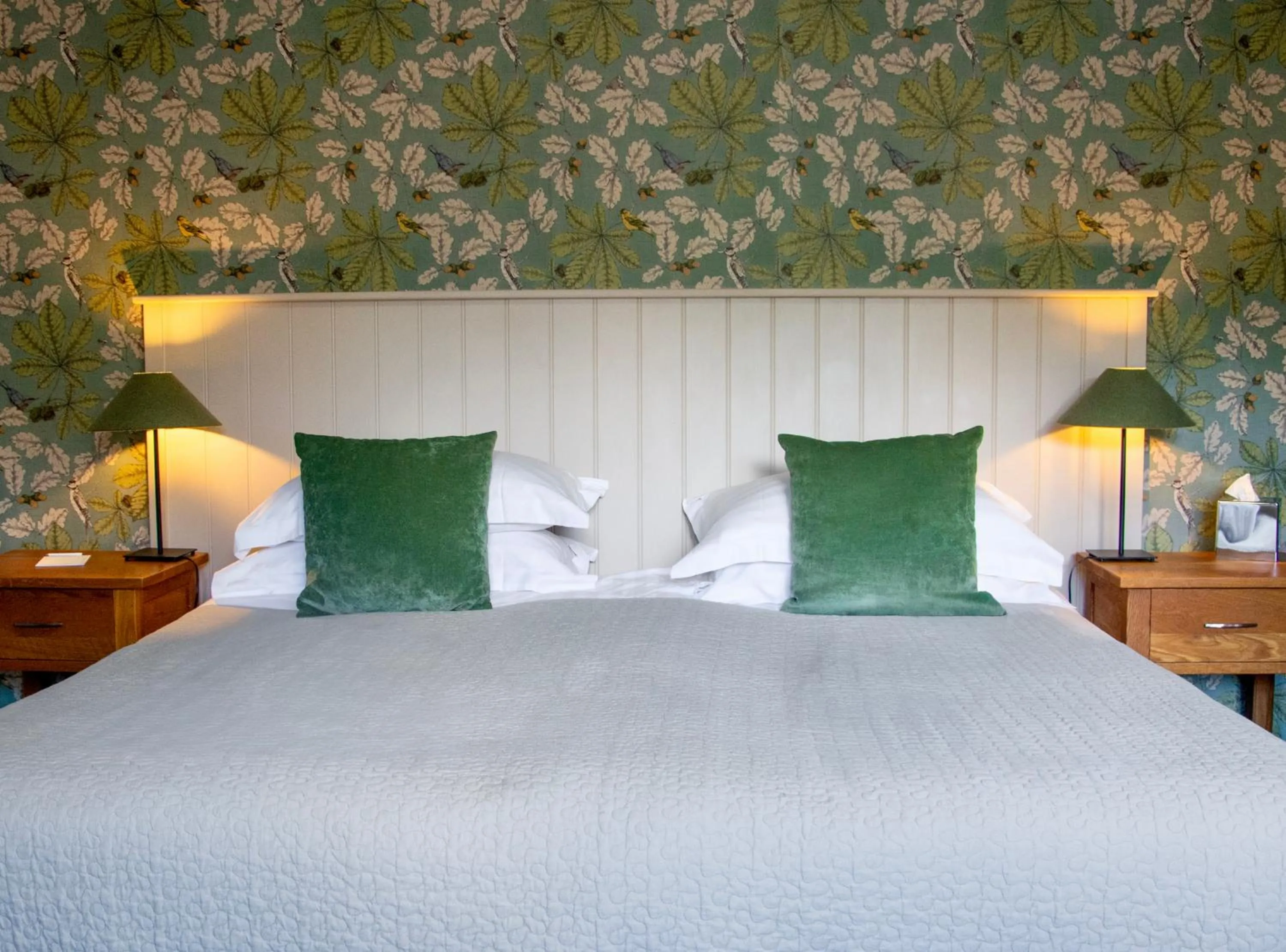 Bedroom, Bed in Red Lion Inn