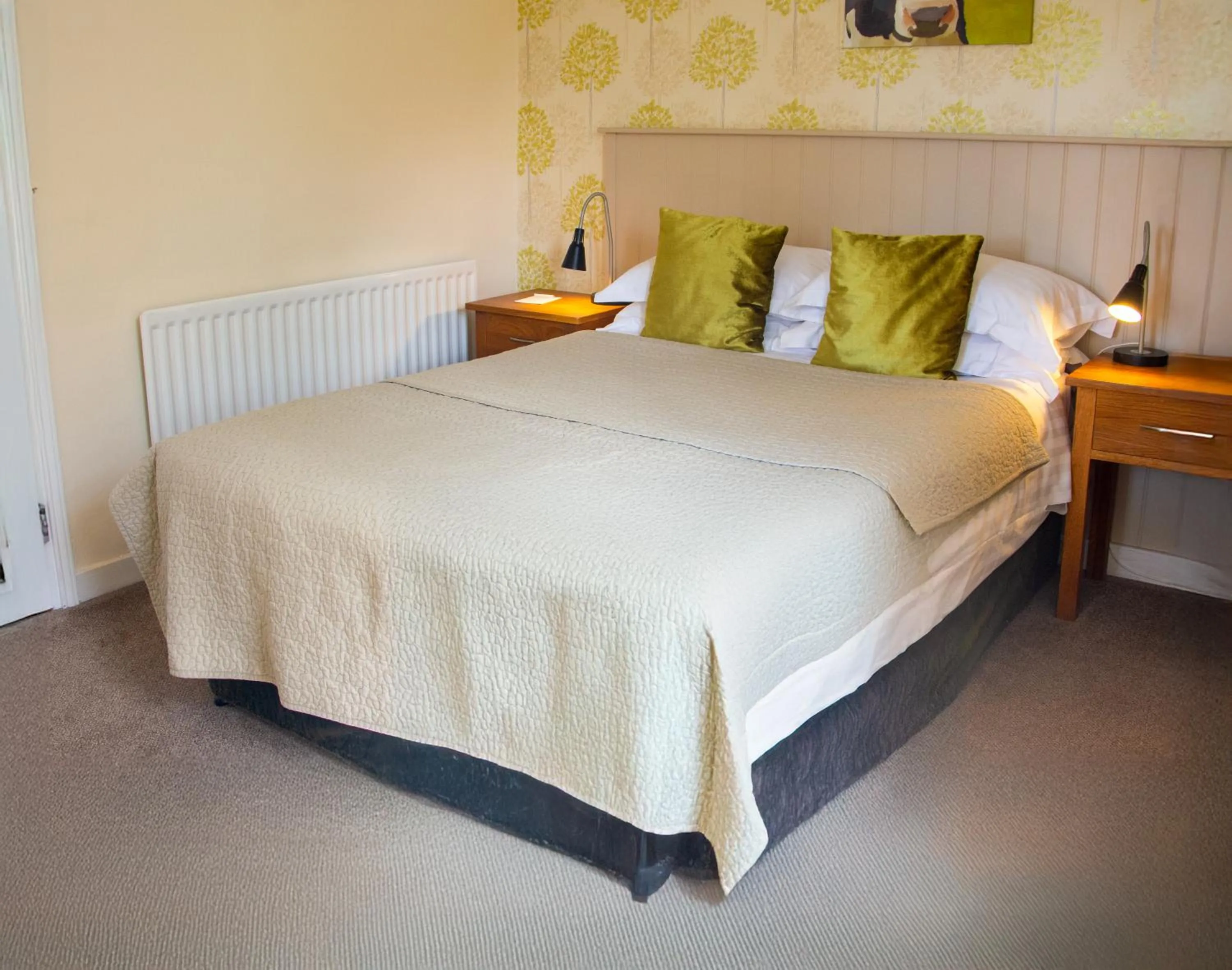 Photo of the whole room, Bed in Red Lion Inn