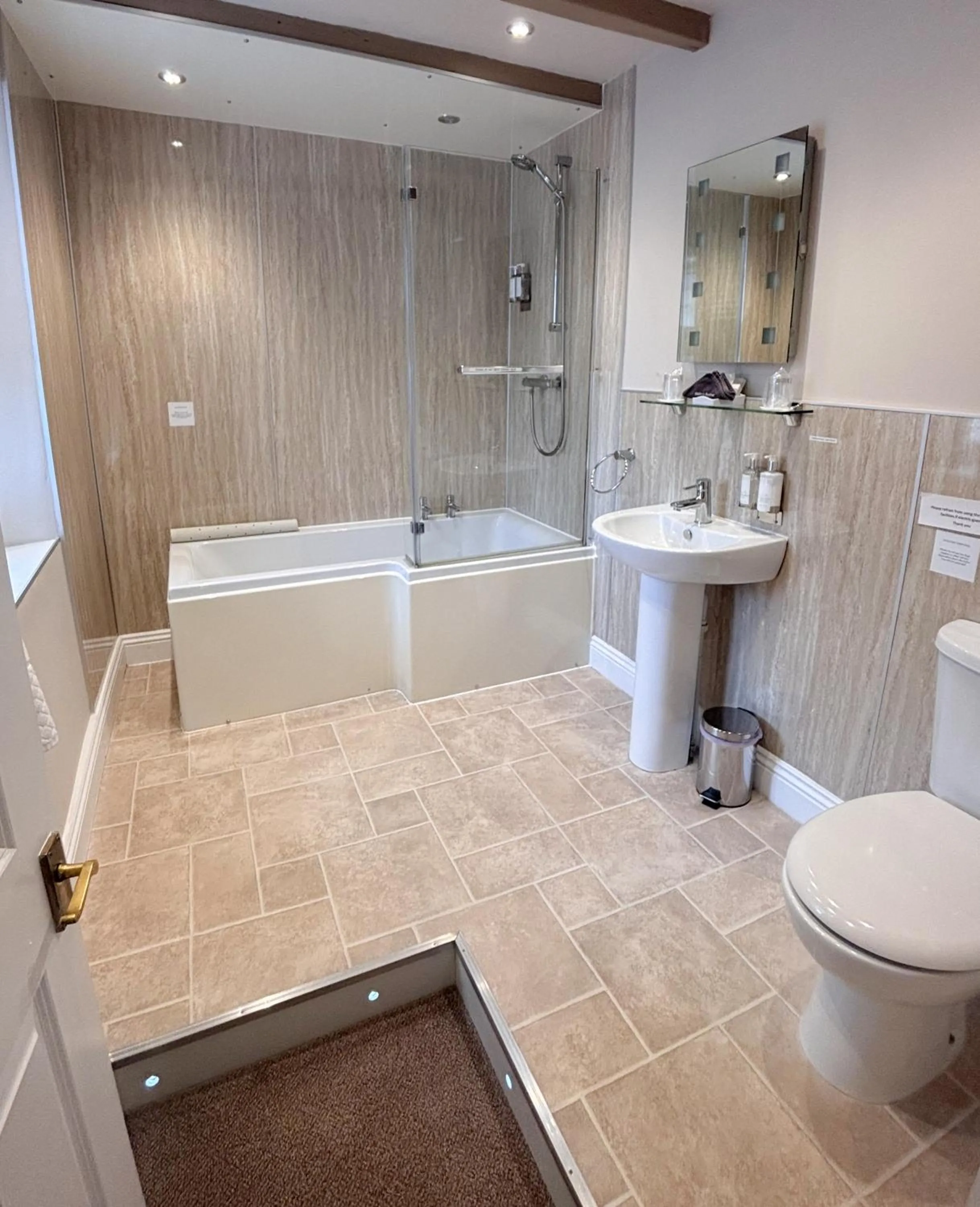 Shower in Red Lion Inn