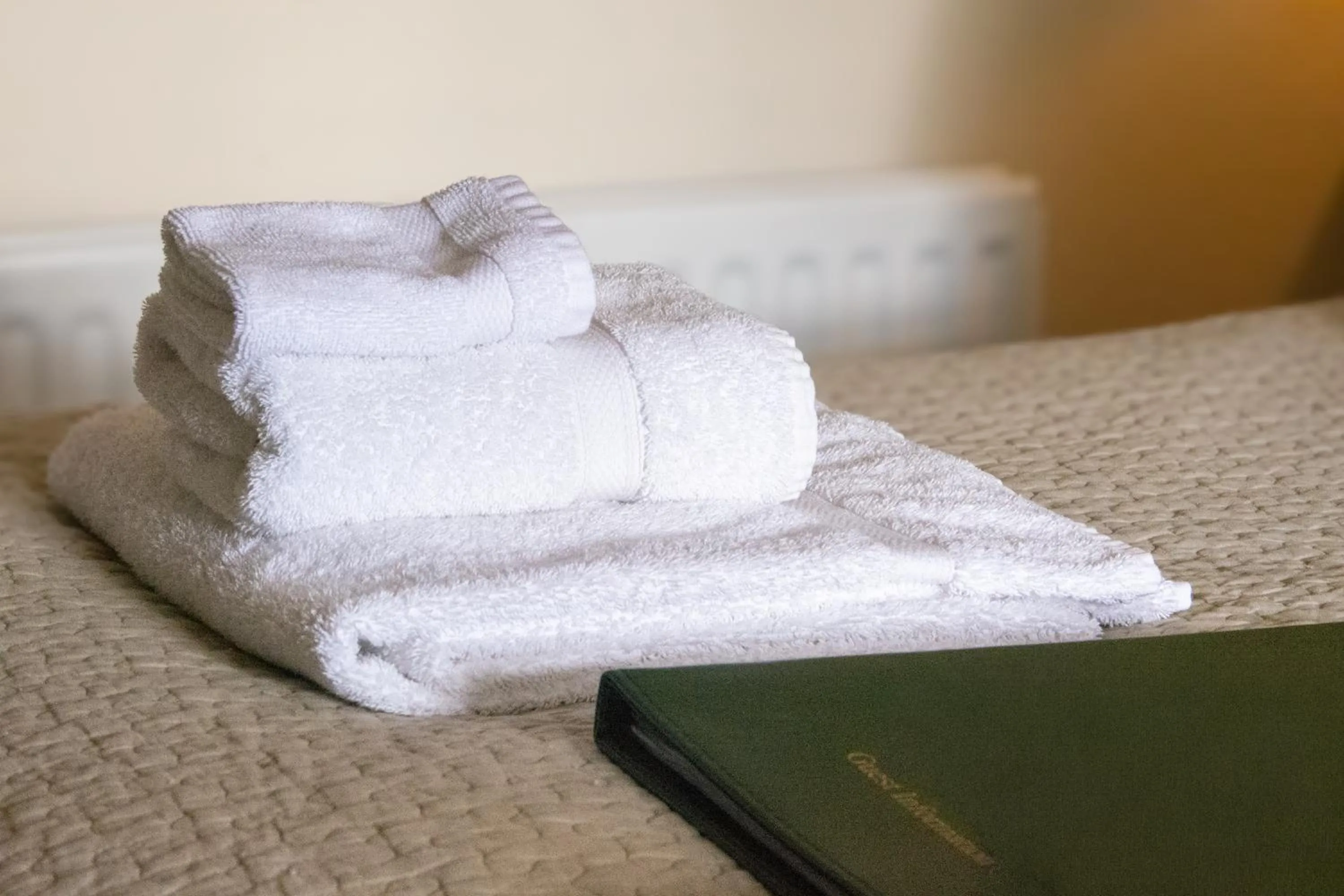 Bedroom, Bed in Red Lion Inn