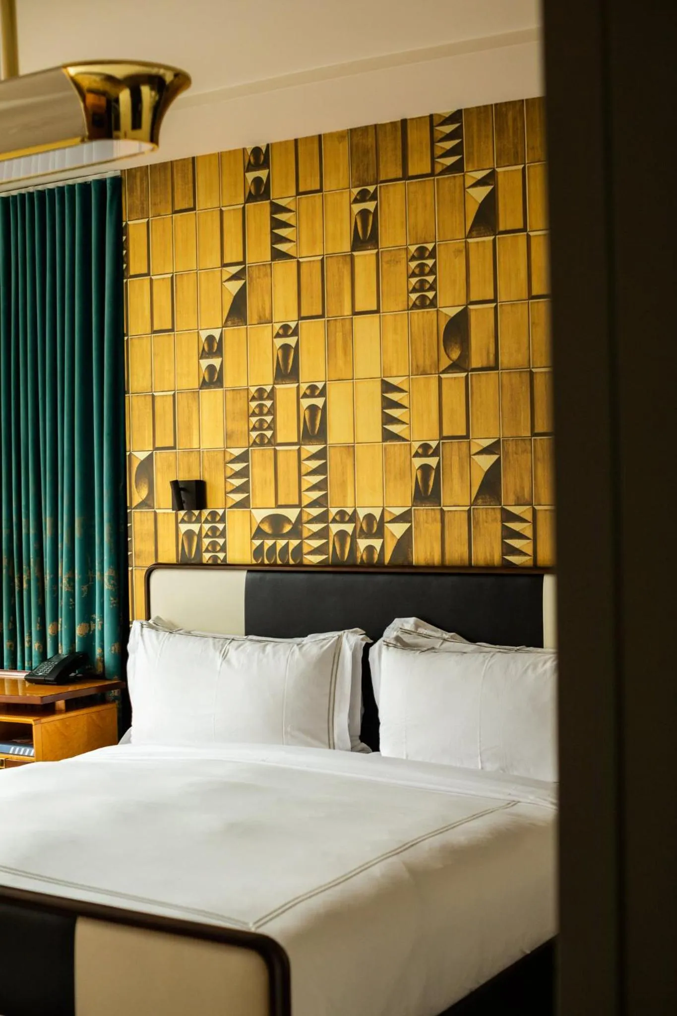 Property building, Bed in Viceroy Chicago