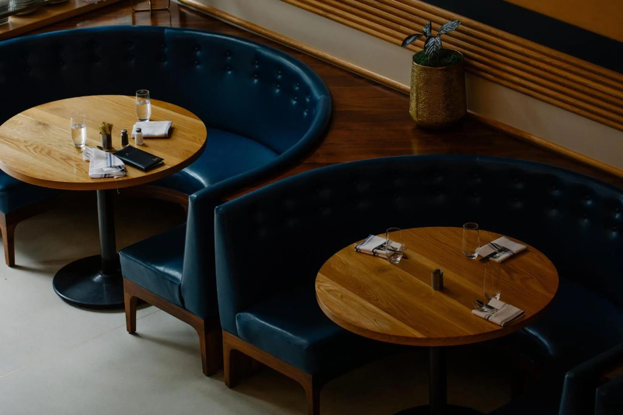 Restaurant/places to eat in Viceroy Chicago