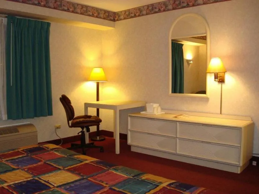 Seating area, Bed in O'Hare Inn & Suites