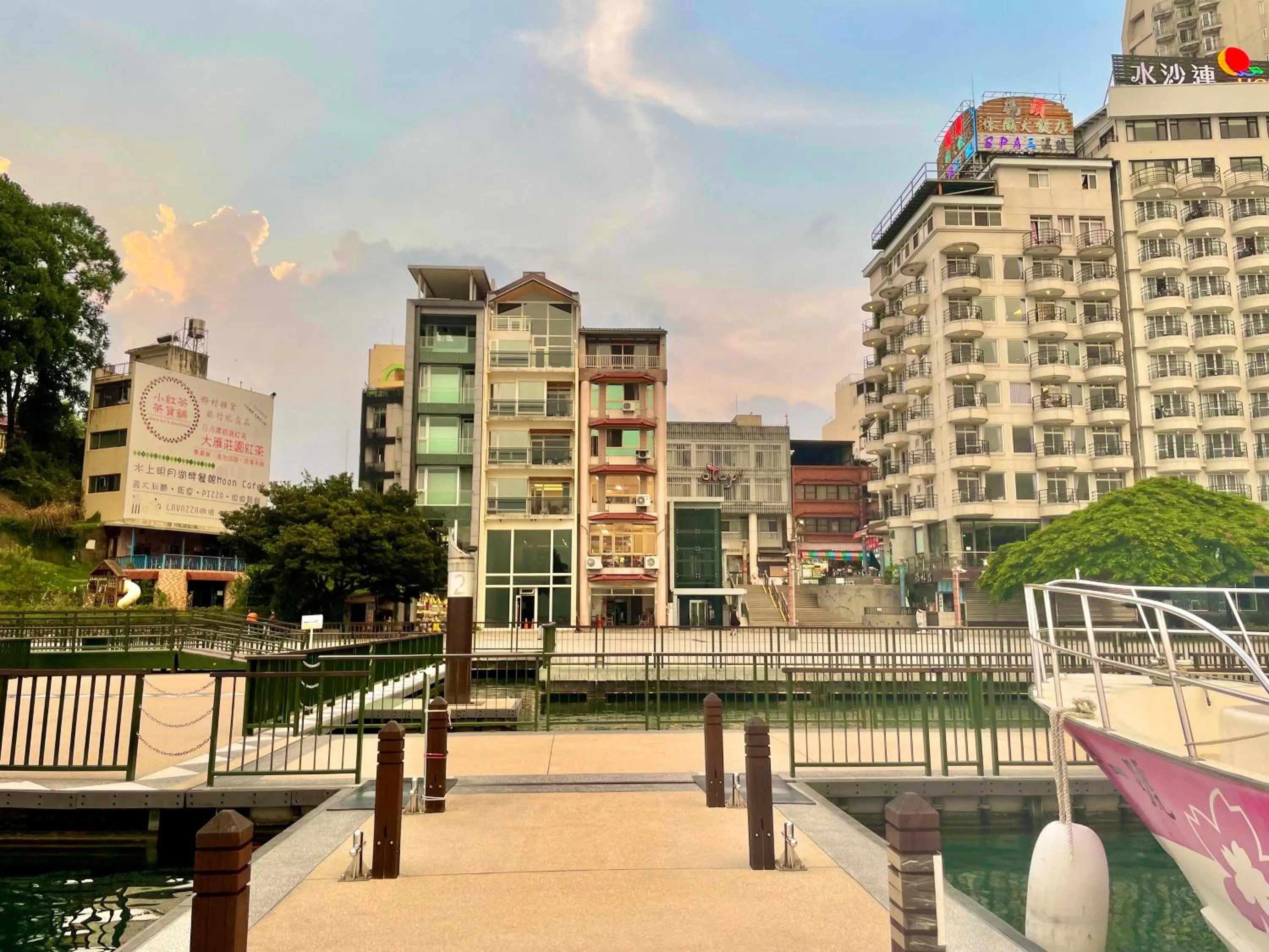 Property building in Ming Hu B&B