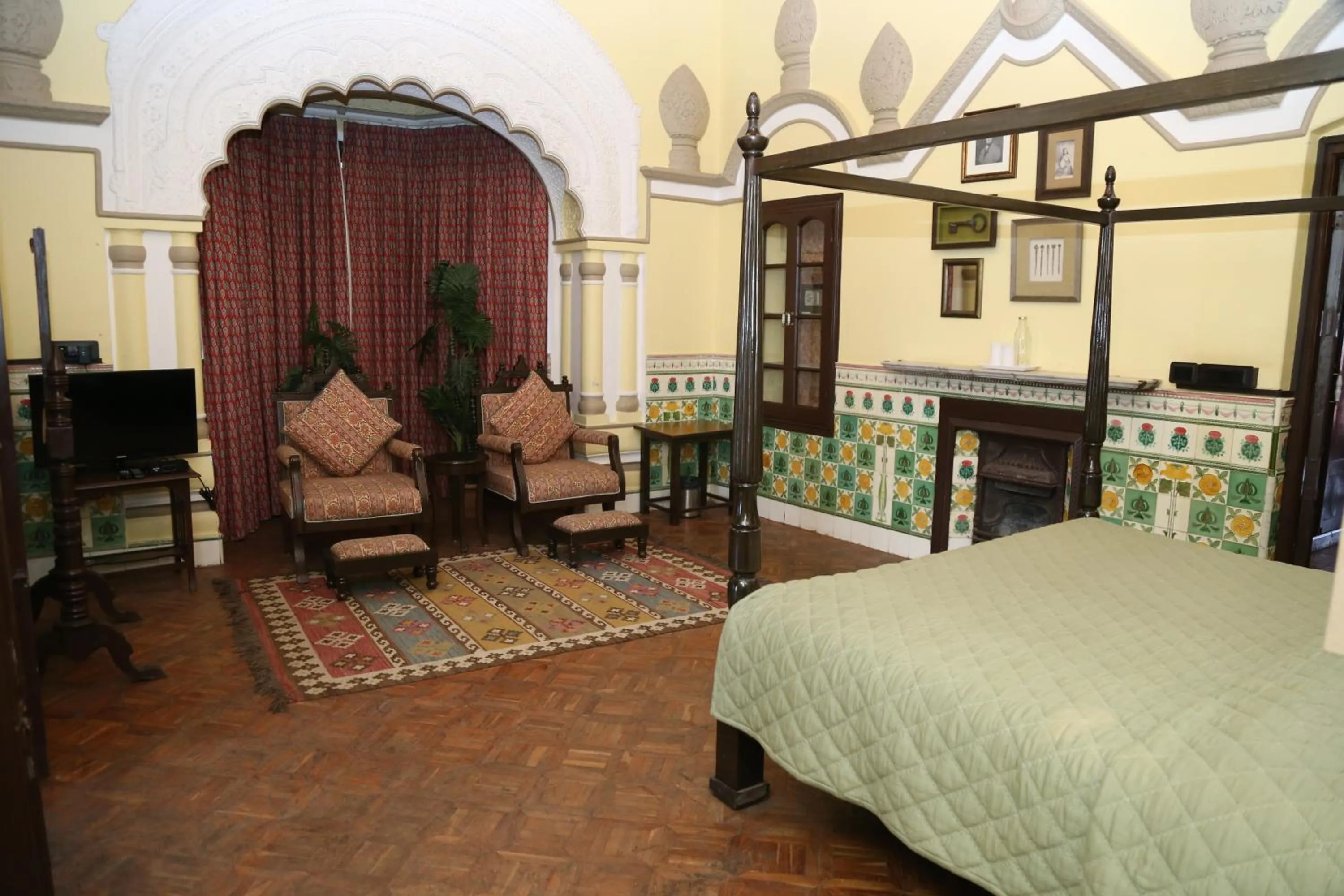 Seating area, Bed in Raghu Vilas