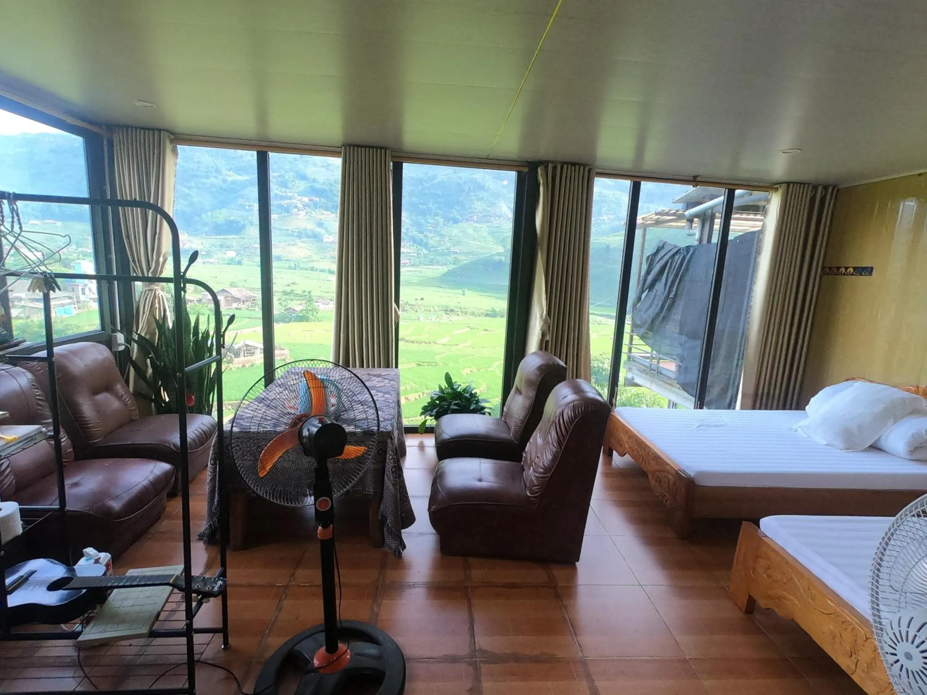 Communal lounge/ TV room, Bed in Amica House