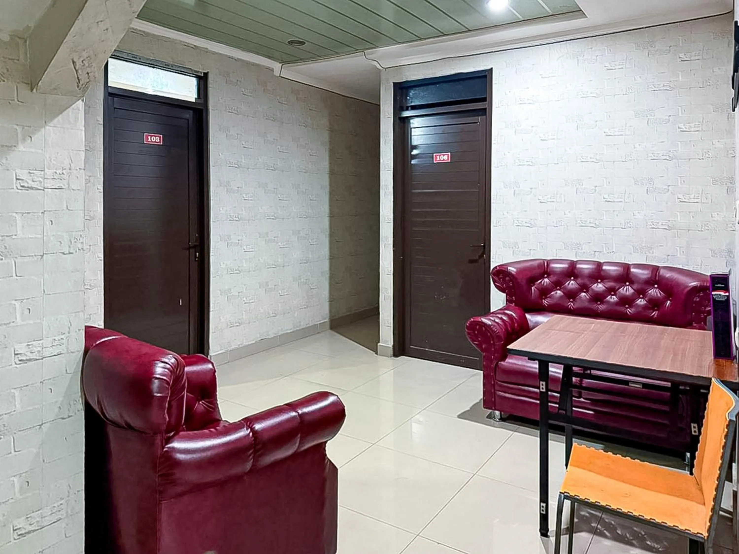 Seating area in RedDoorz near Gedung Sate 2