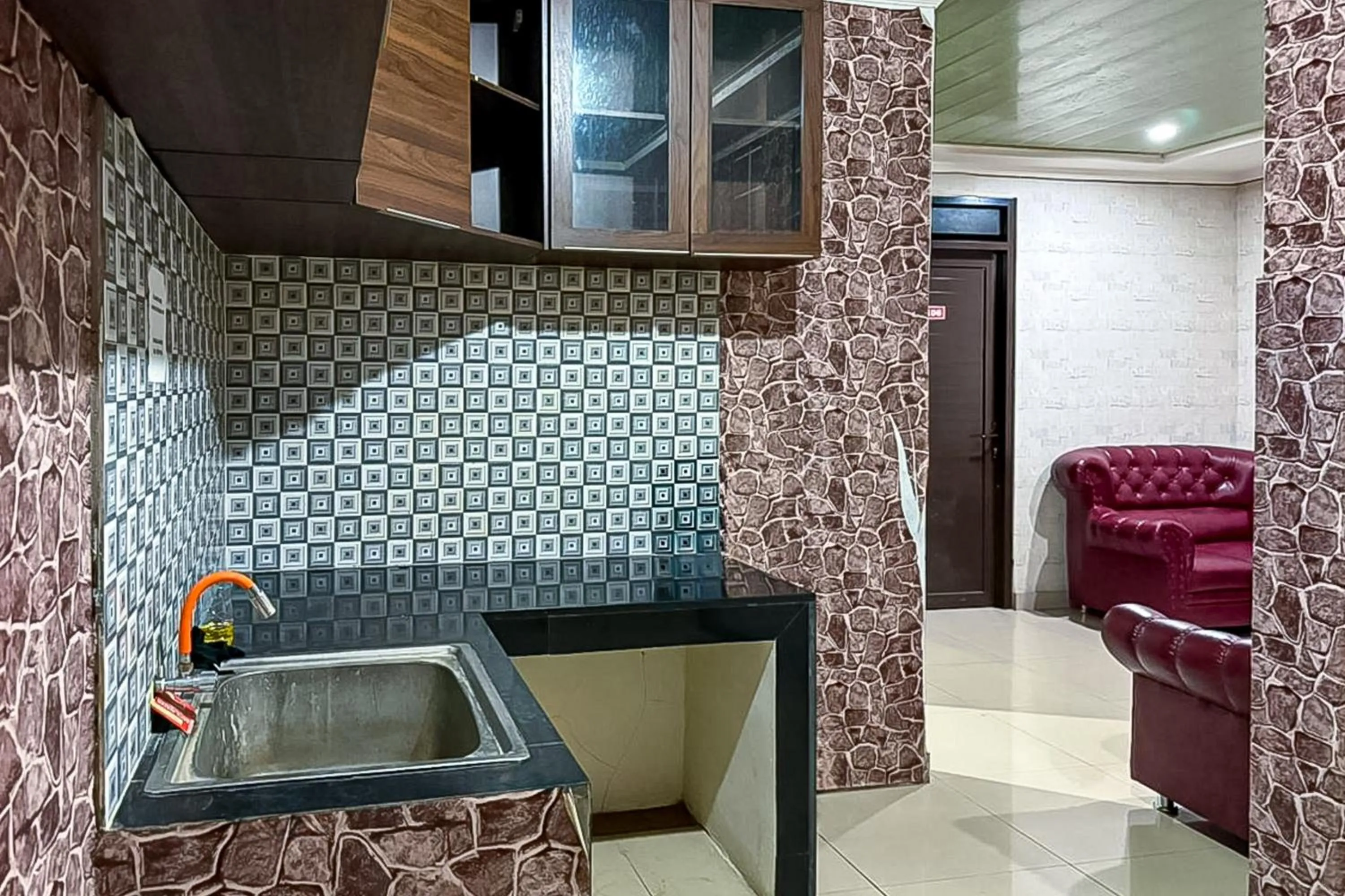 Kitchen or kitchenette in RedDoorz near Gedung Sate 2