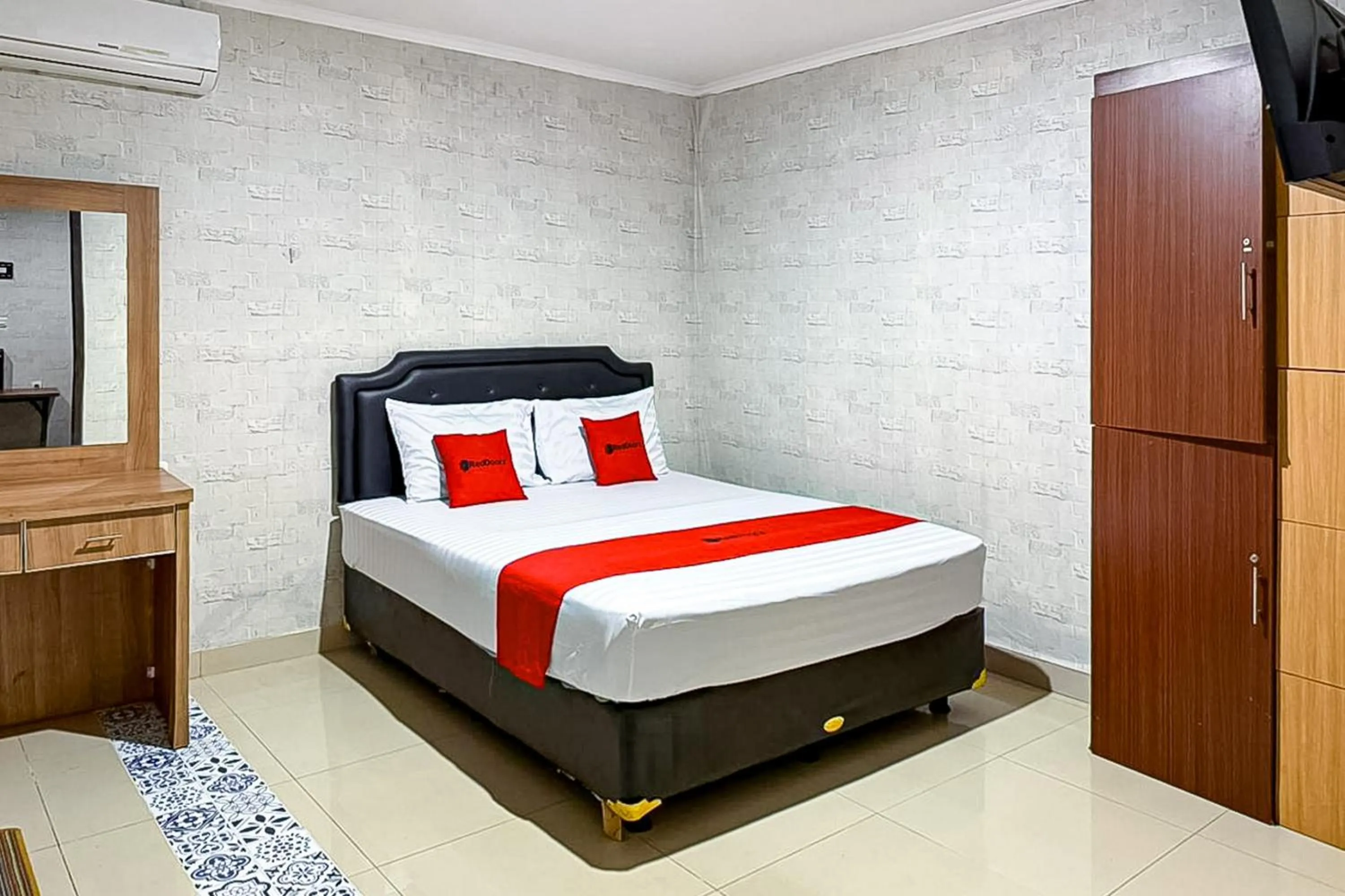 Bedroom, Bed in RedDoorz near Gedung Sate 2