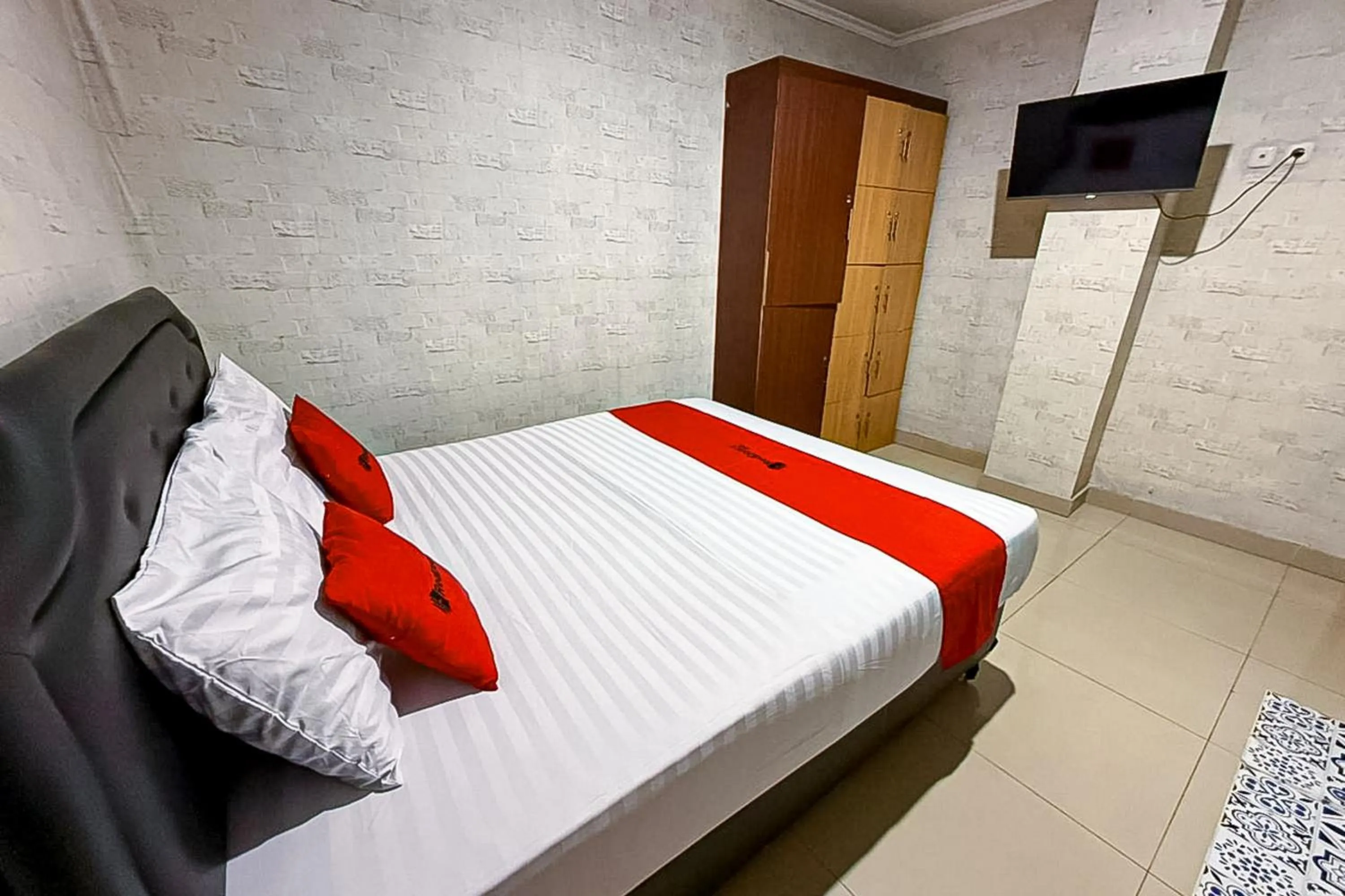 Bedroom, Bed in RedDoorz near Gedung Sate 2