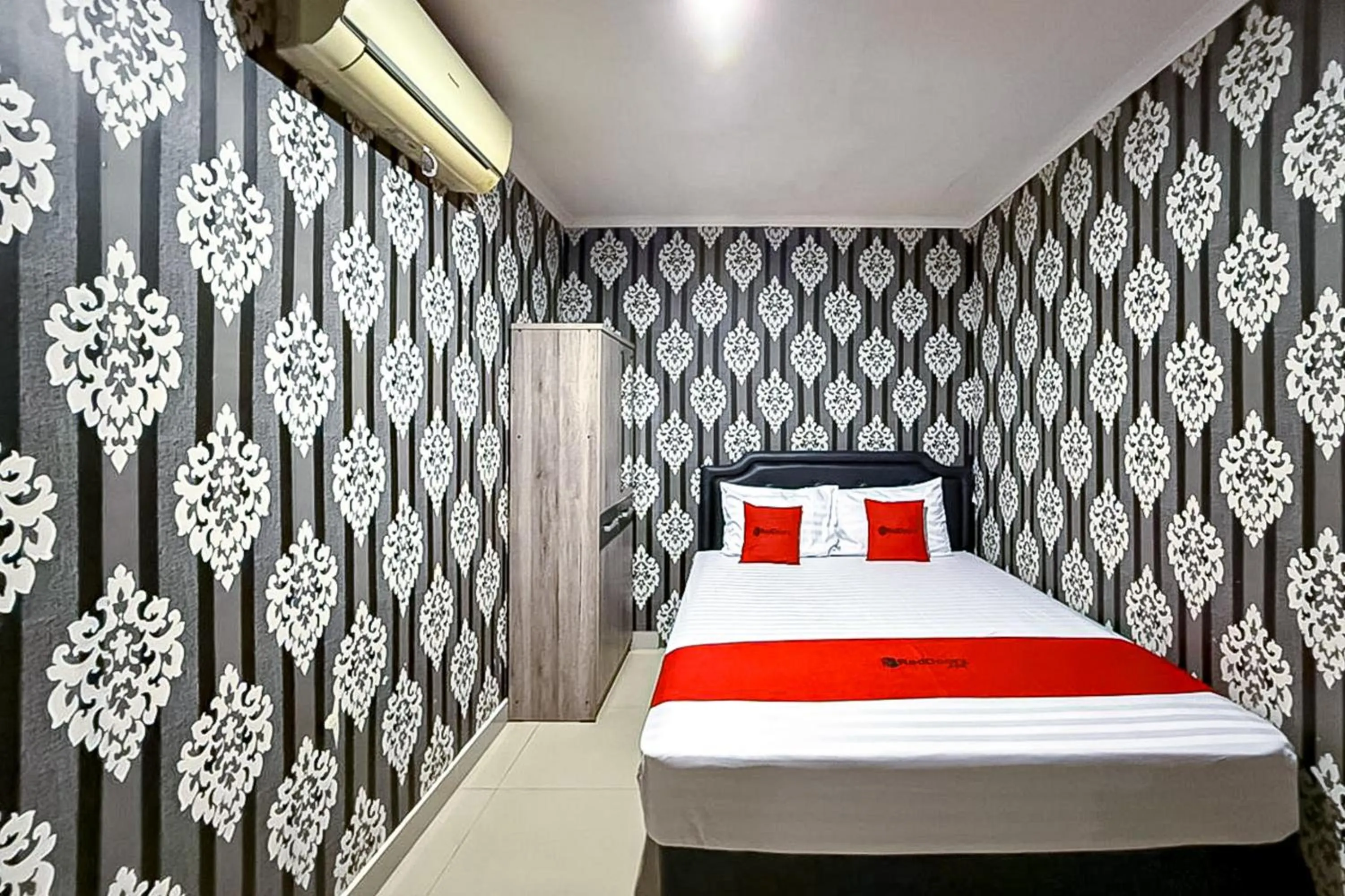 Bedroom, Bed in RedDoorz near Gedung Sate 2
