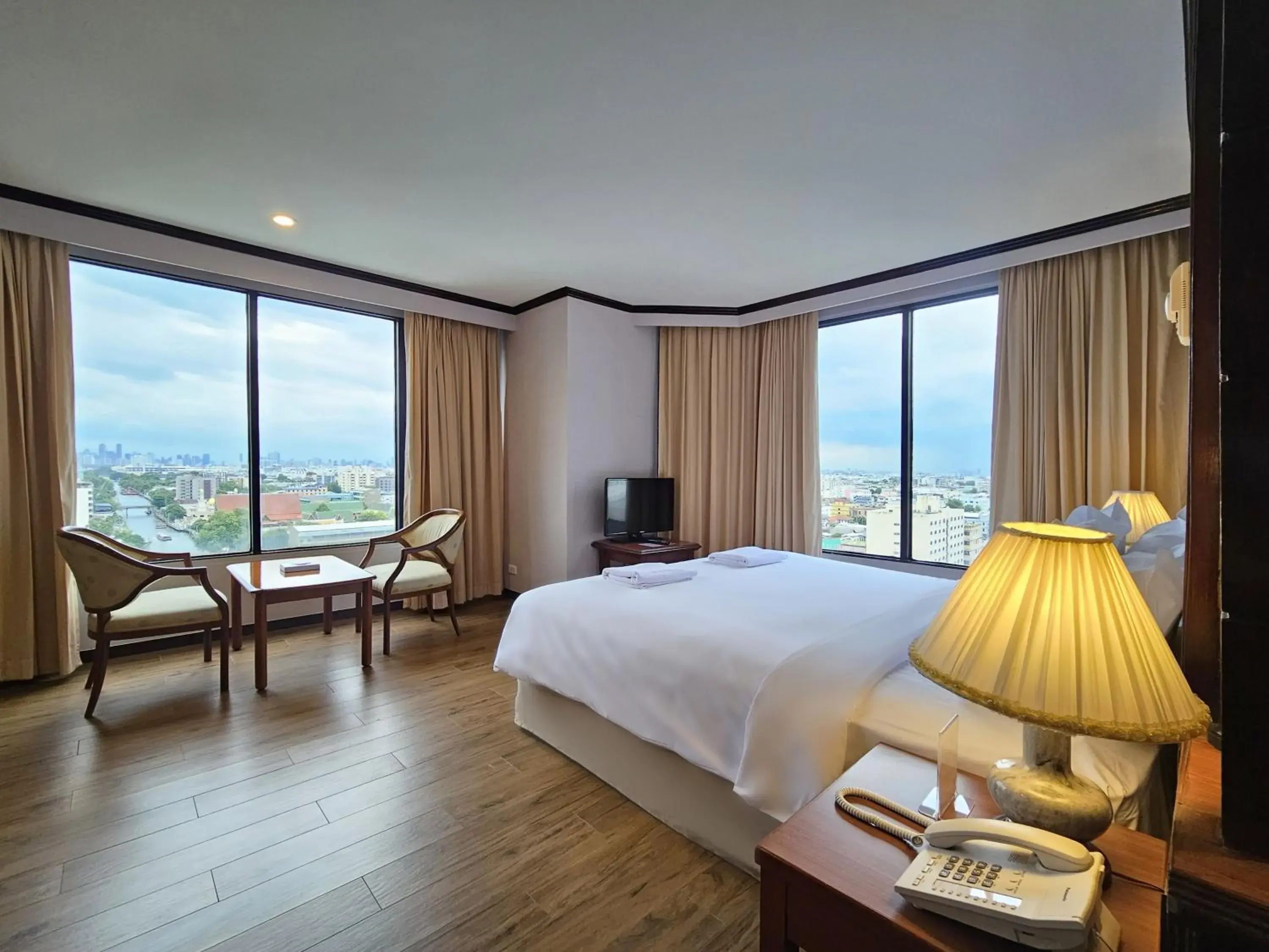 Deluxe Room in Alexander Hotel Deluxe Room in Alexander Hotel