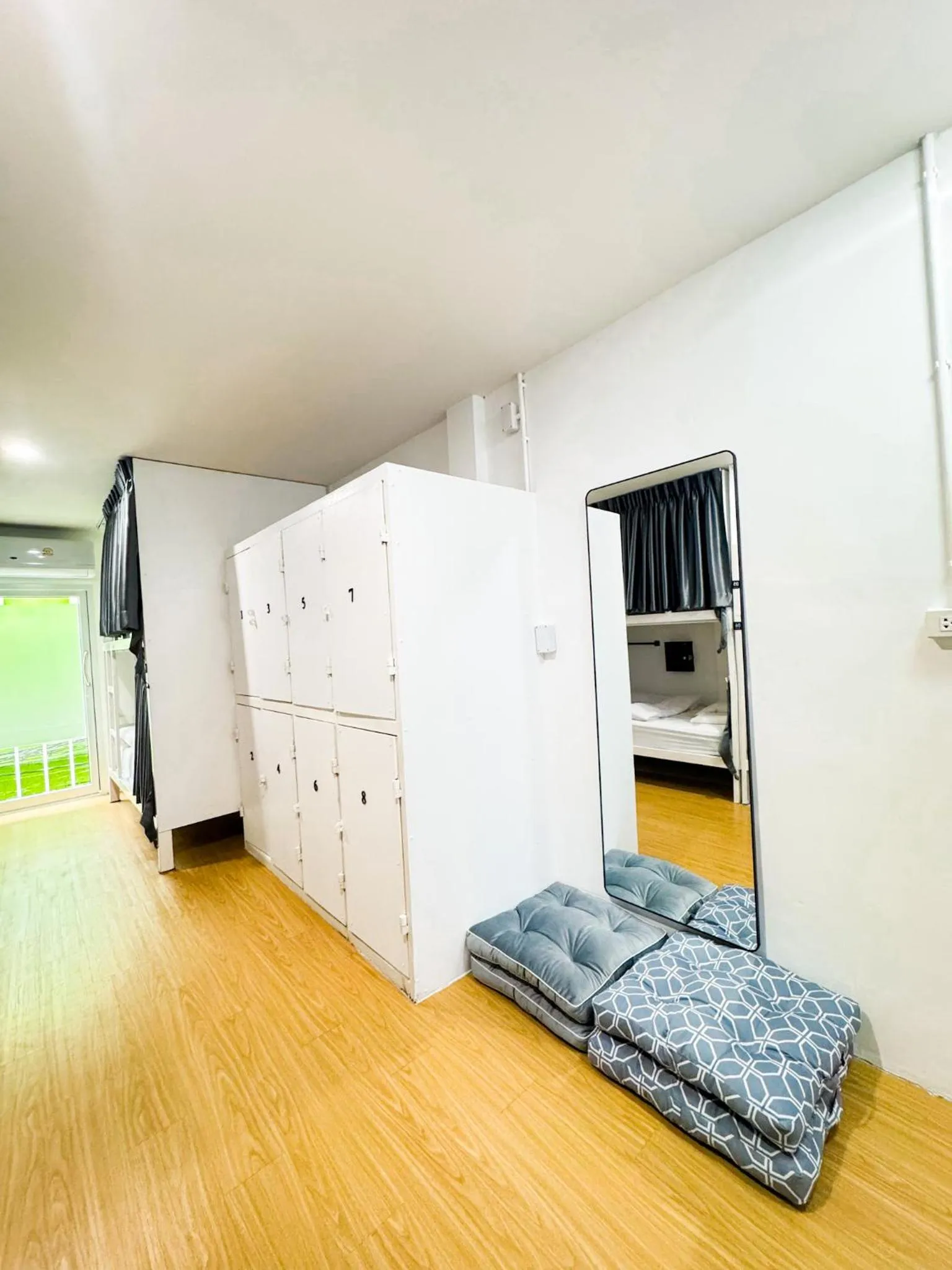 locker, Bed in Diff Hostel