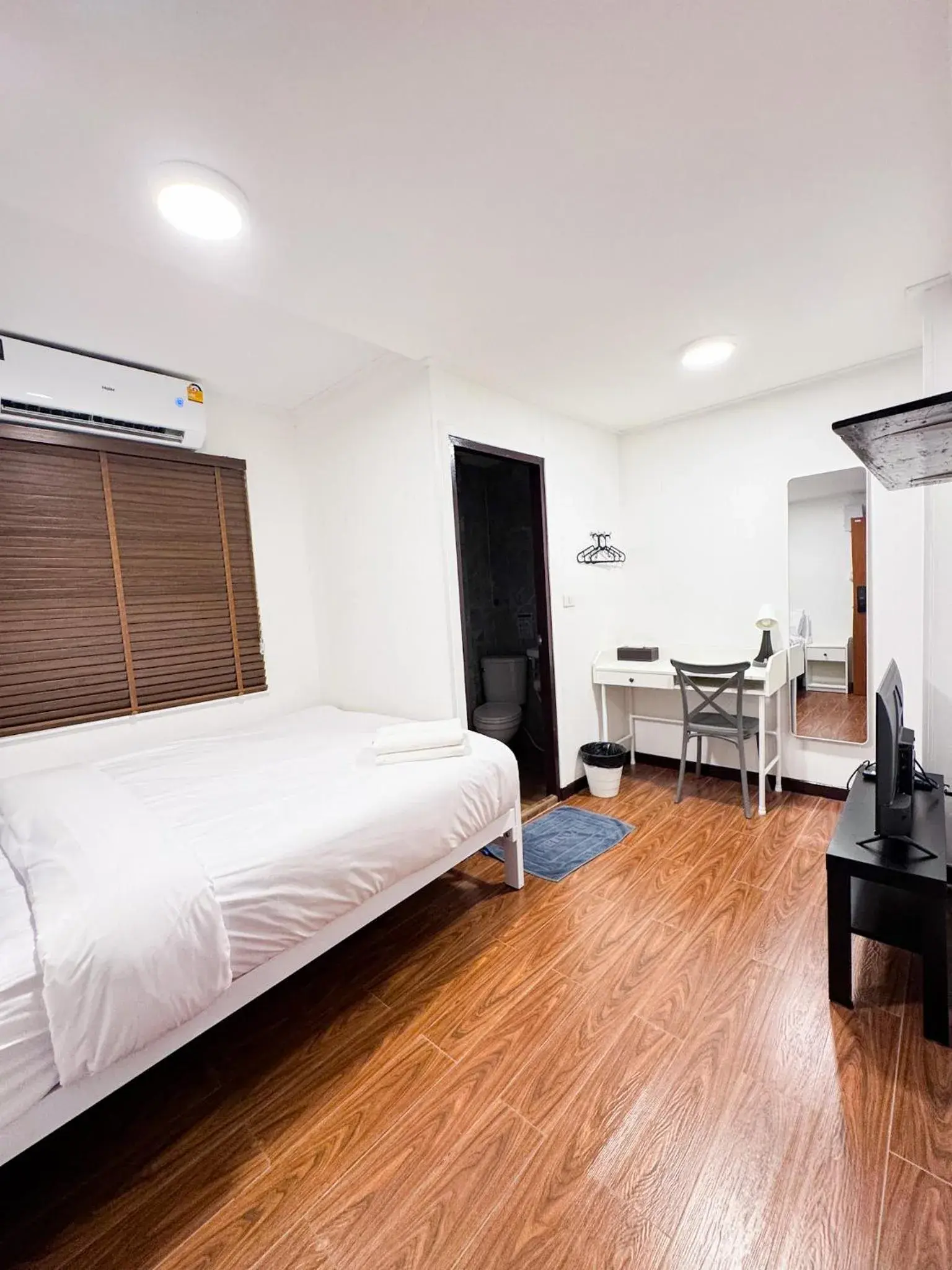 Standard Queen Room in Diff Hostel Standard Queen Room in Diff Hostel