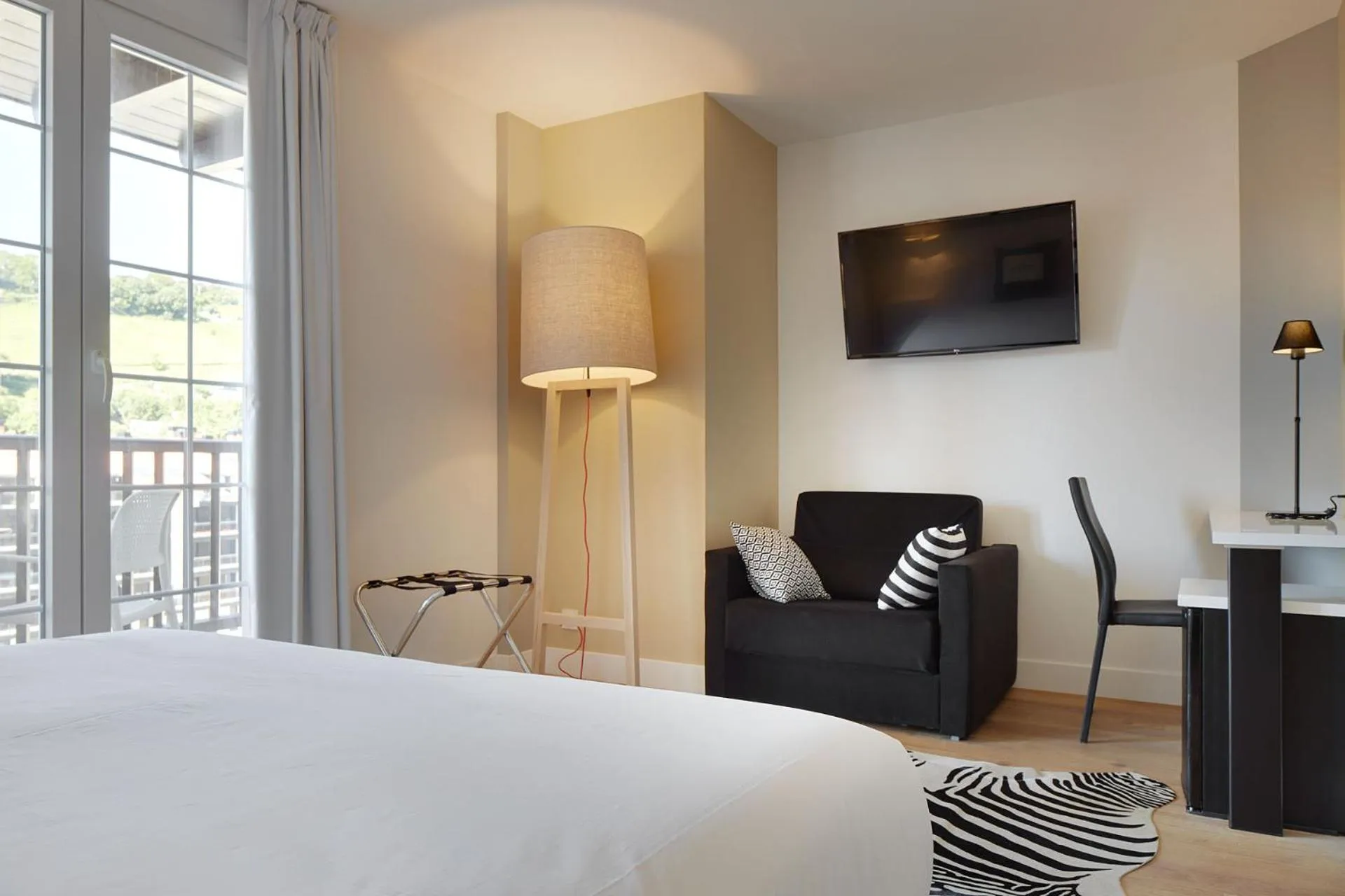 Seating area, Bed in Hotel Flysch