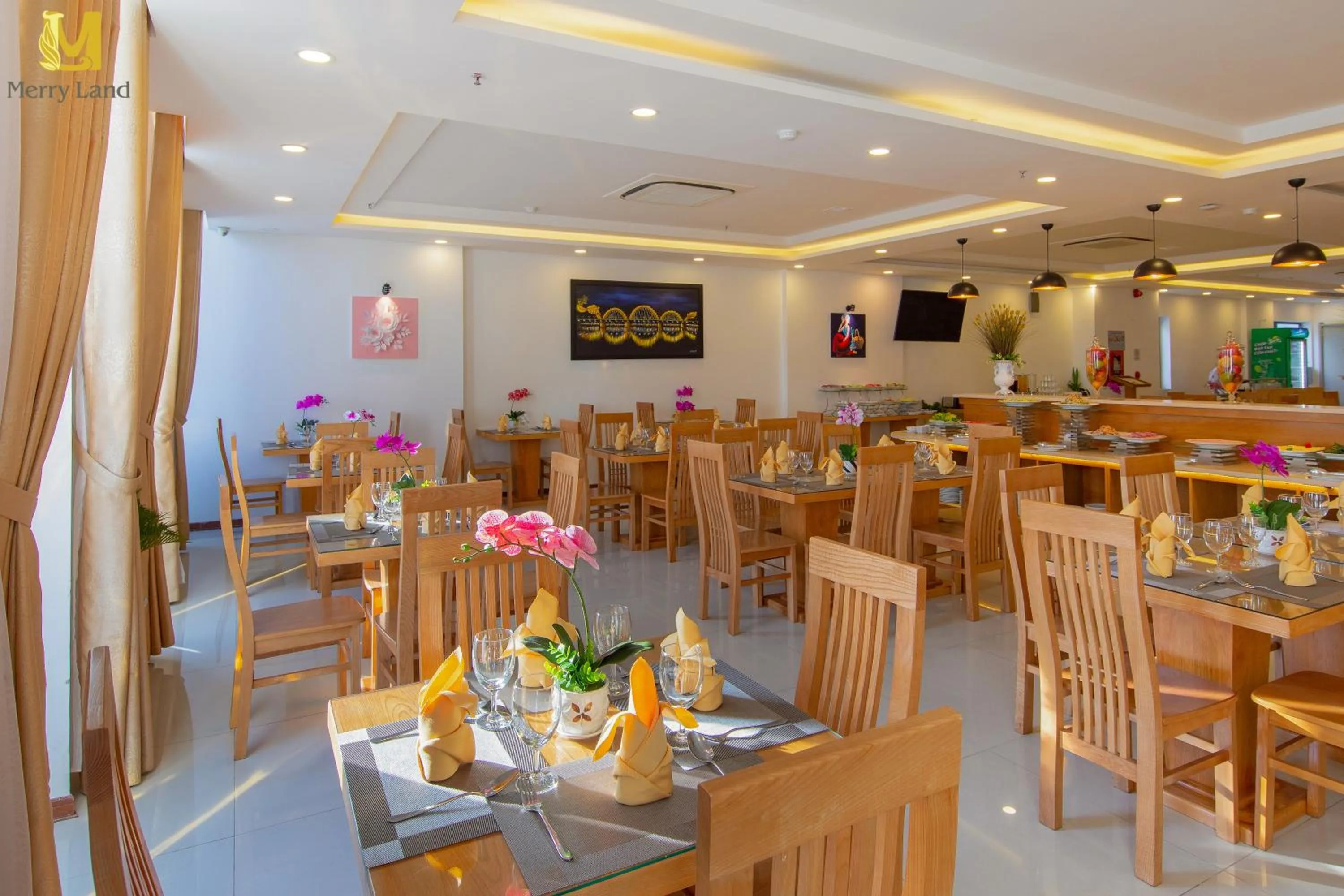 Restaurant/places to eat in Merry Land Hotel Da Nang