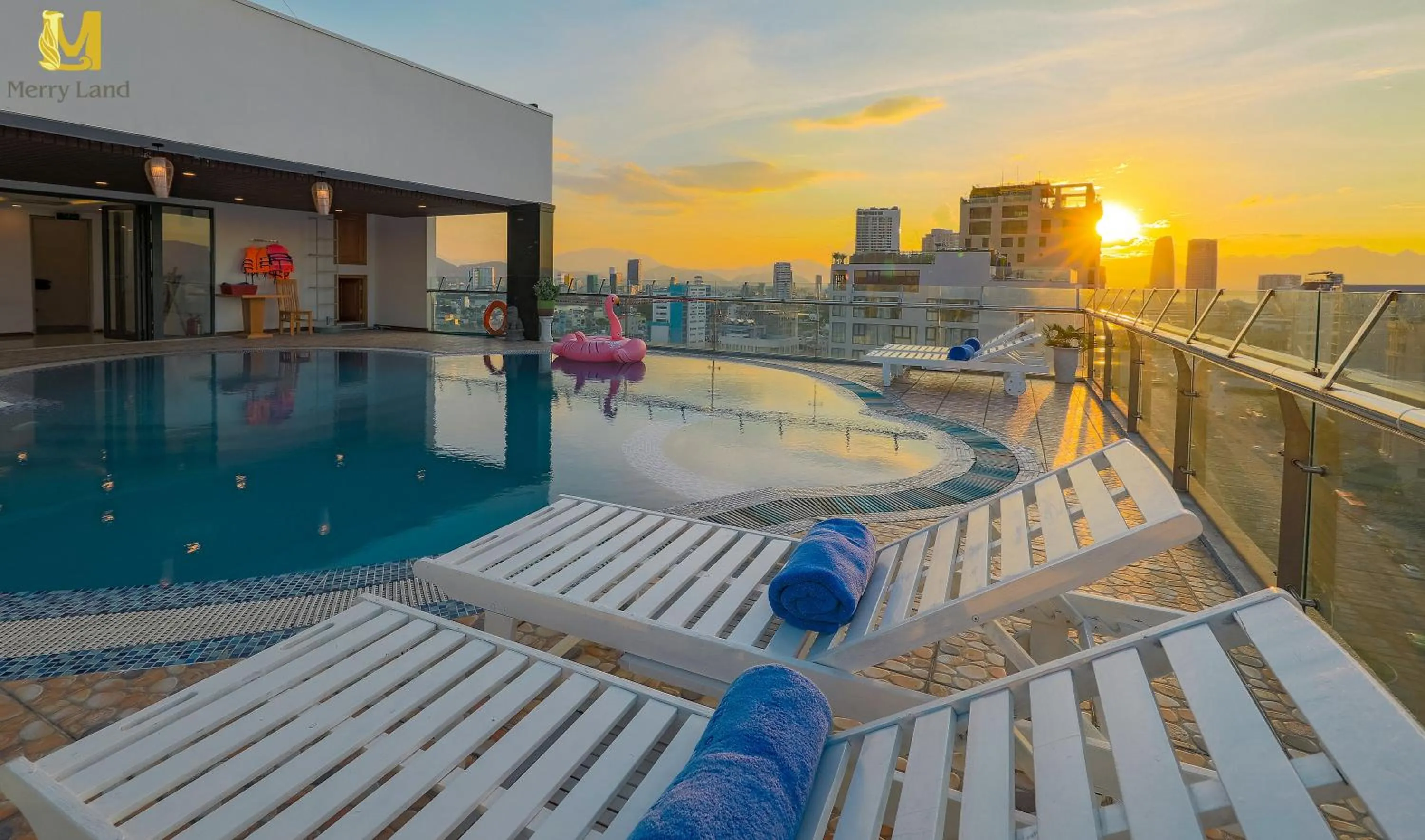 Swimming pool in Merry Land Hotel Da Nang