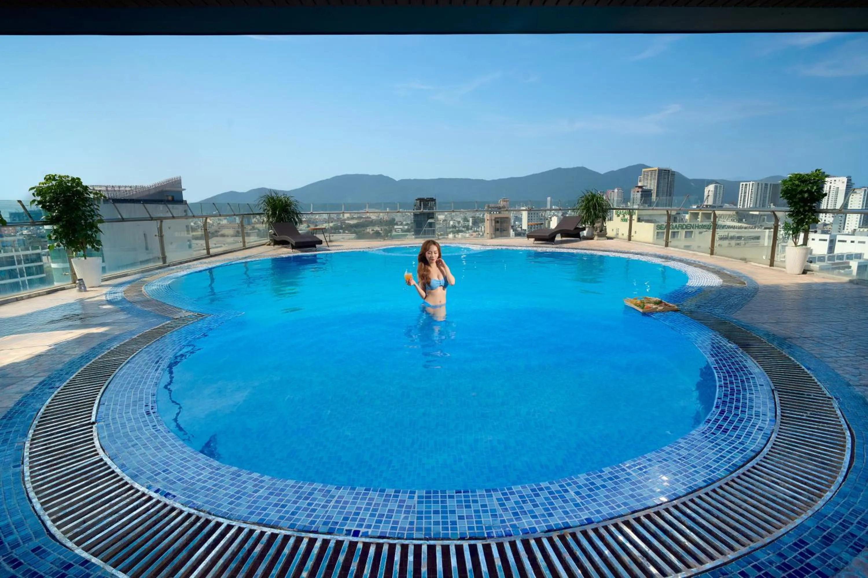 Swimming pool in Merry Land Hotel Da Nang