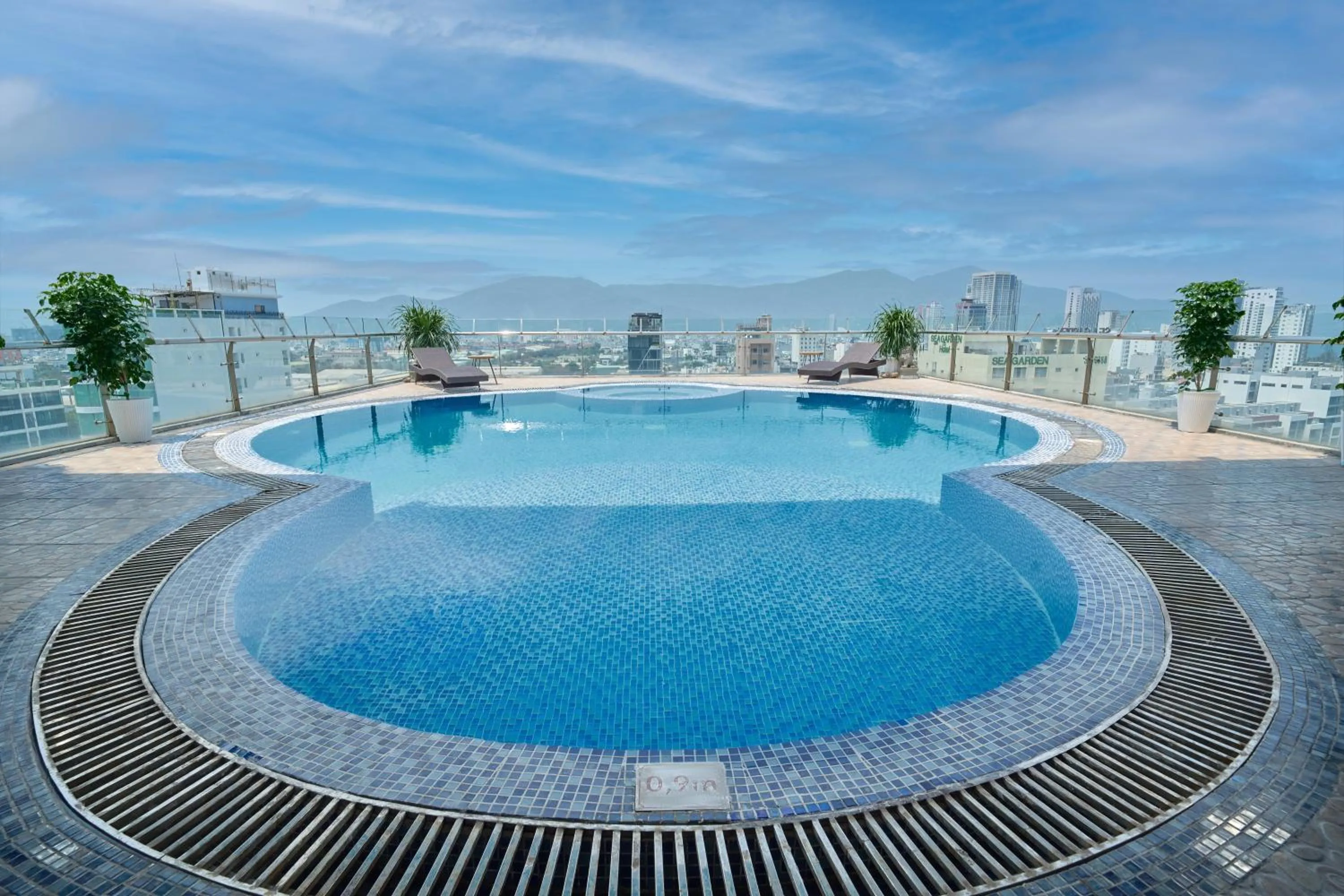 Swimming pool in Merry Land Hotel Da Nang