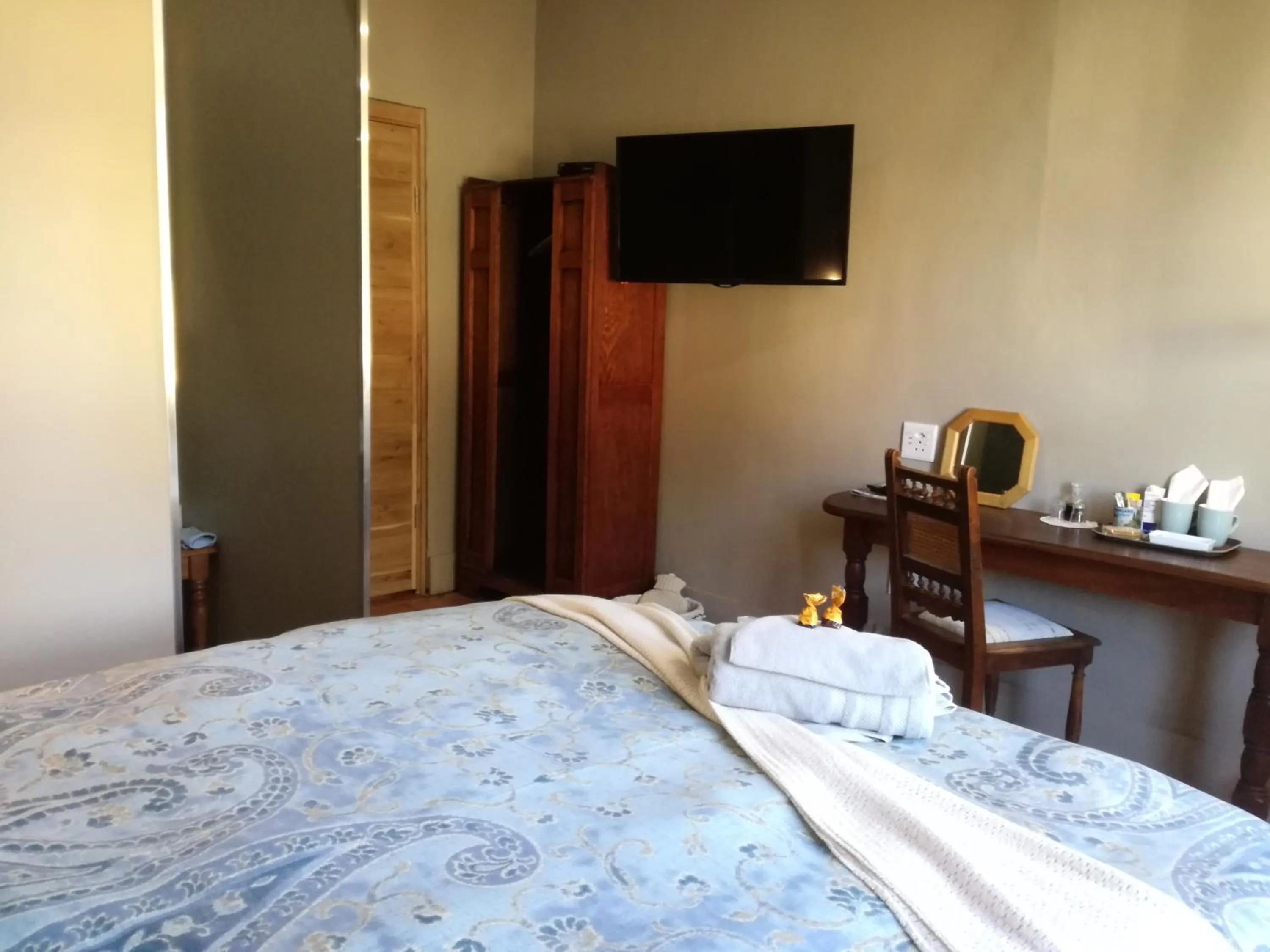 Bathroom, Bed in Ladybrand Heritage House