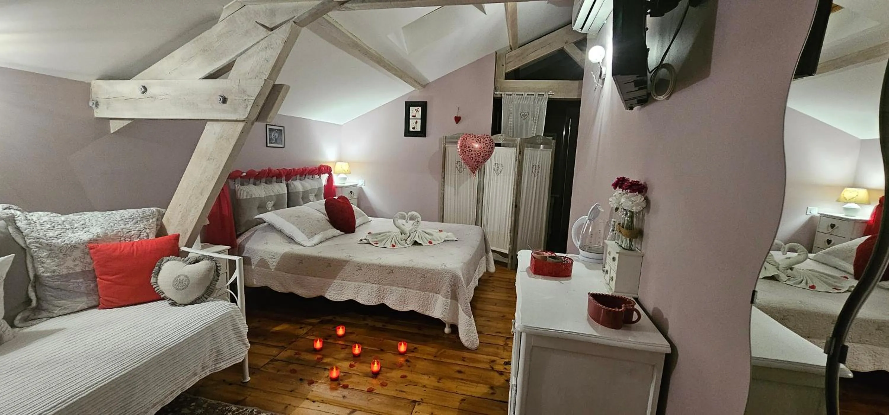 Photo of the whole room, Bed in La Maison de Vénus