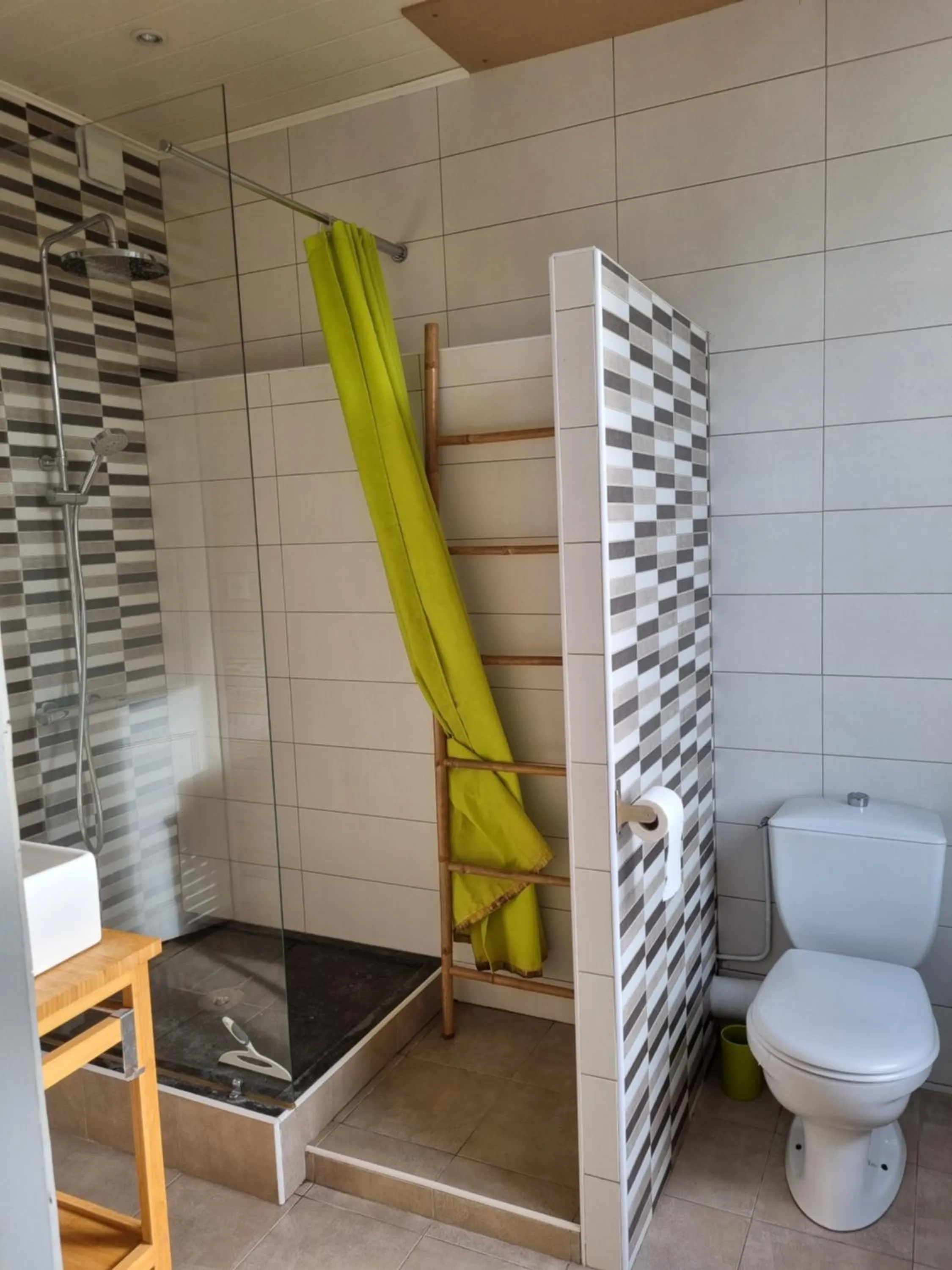 Shower in La Maison de Vénus