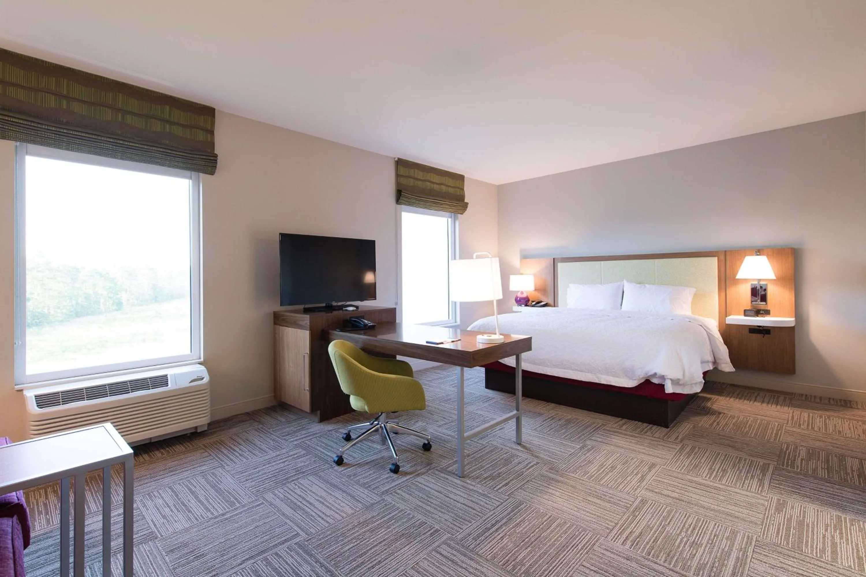 Photo of the whole room, Bed in Hampton Inn and Suites Fayetteville, NC