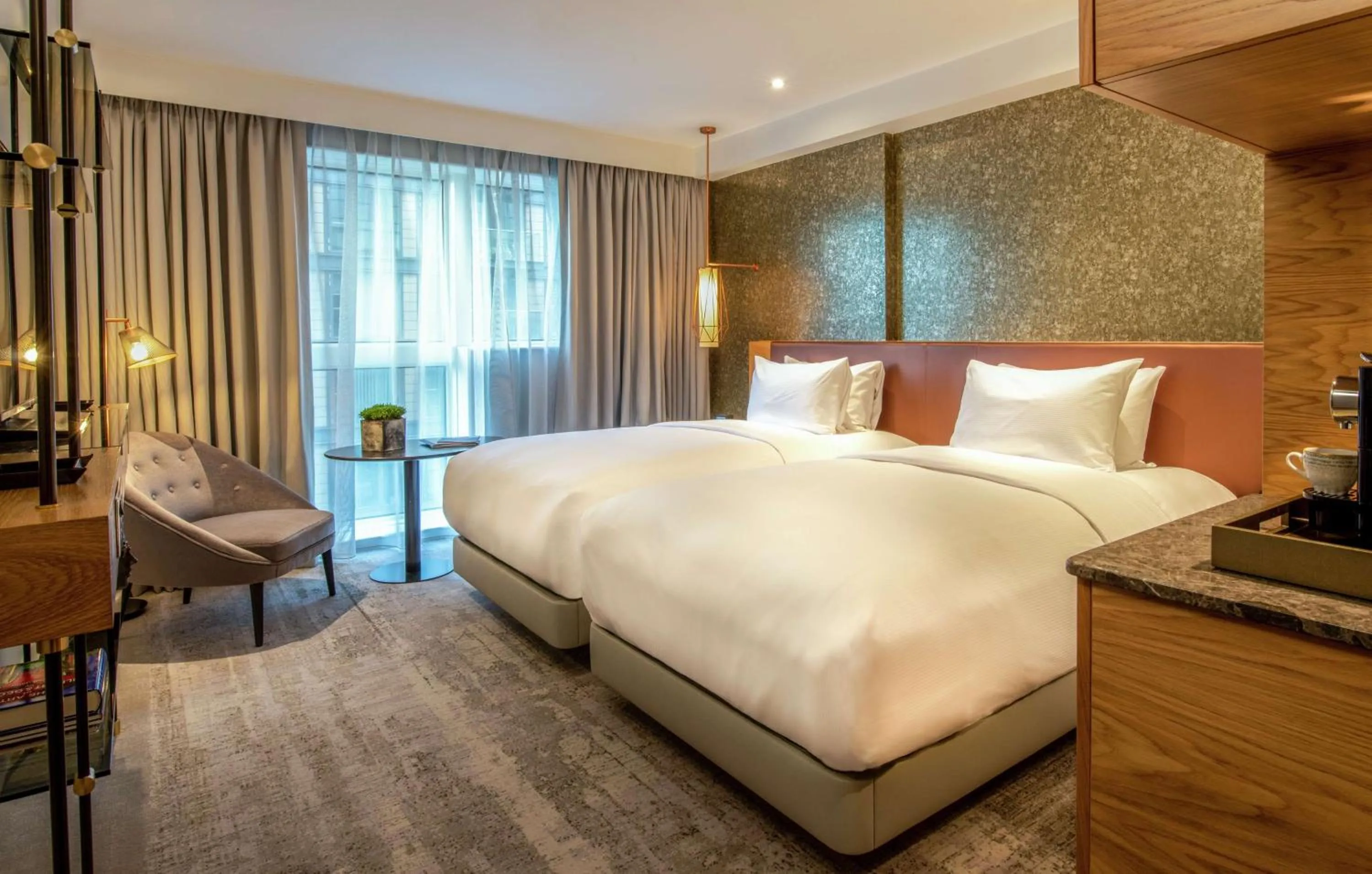 Bed in Lincoln Plaza Hotel London, Curio Collection By Hilton