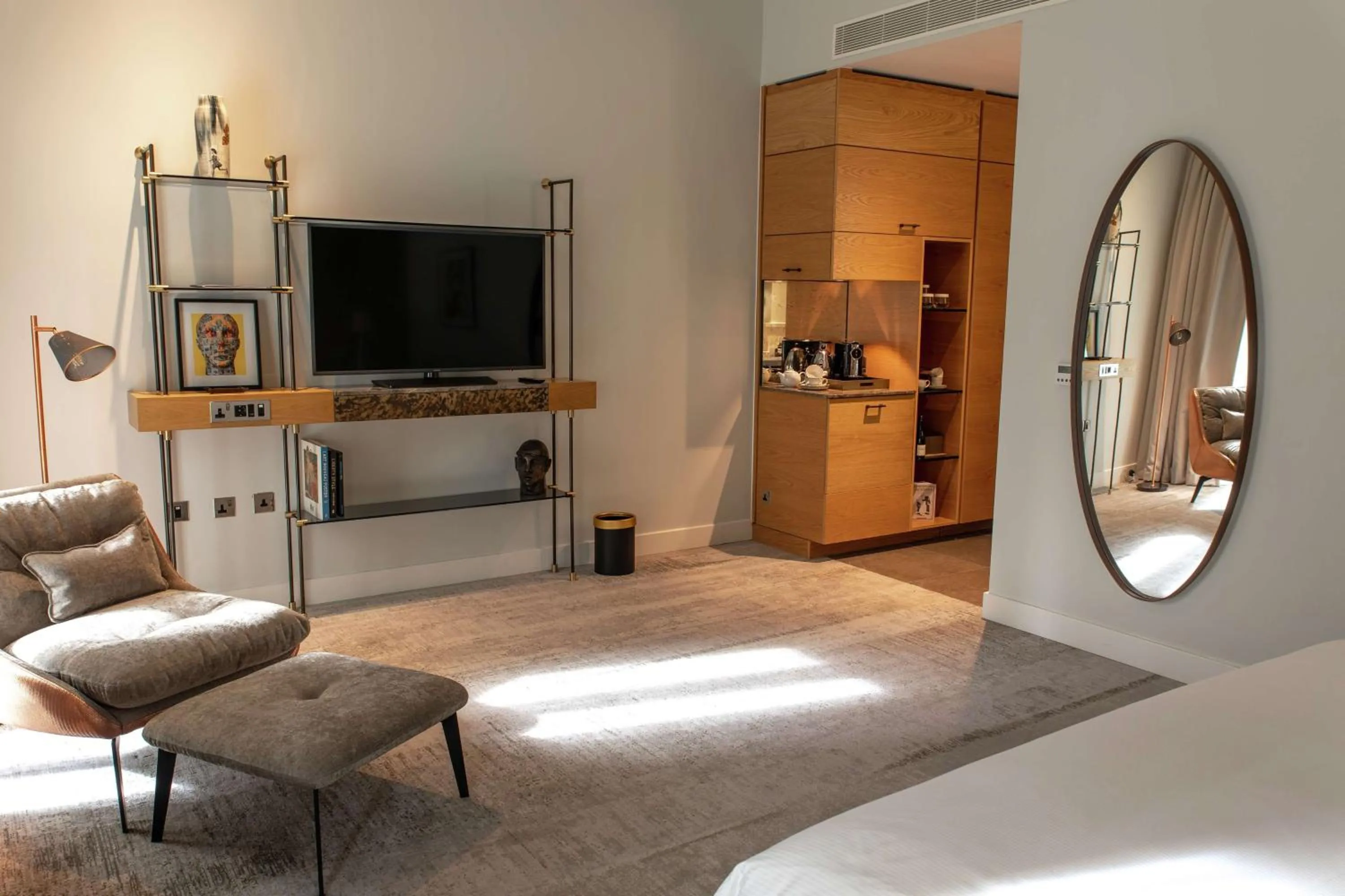 Bedroom, Bed in Lincoln Plaza Hotel London, Curio Collection By Hilton