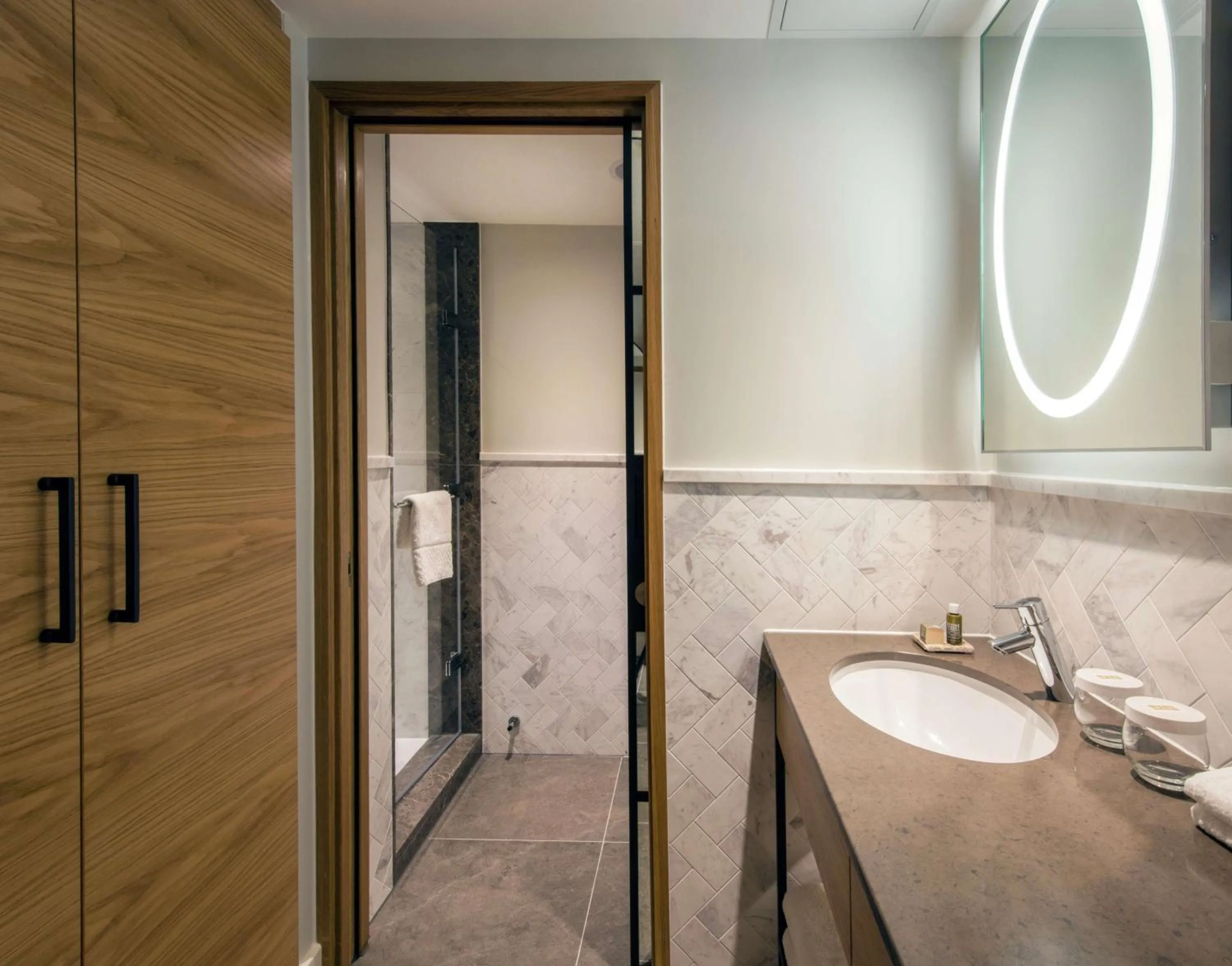 Bathroom in Lincoln Plaza Hotel London, Curio Collection By Hilton