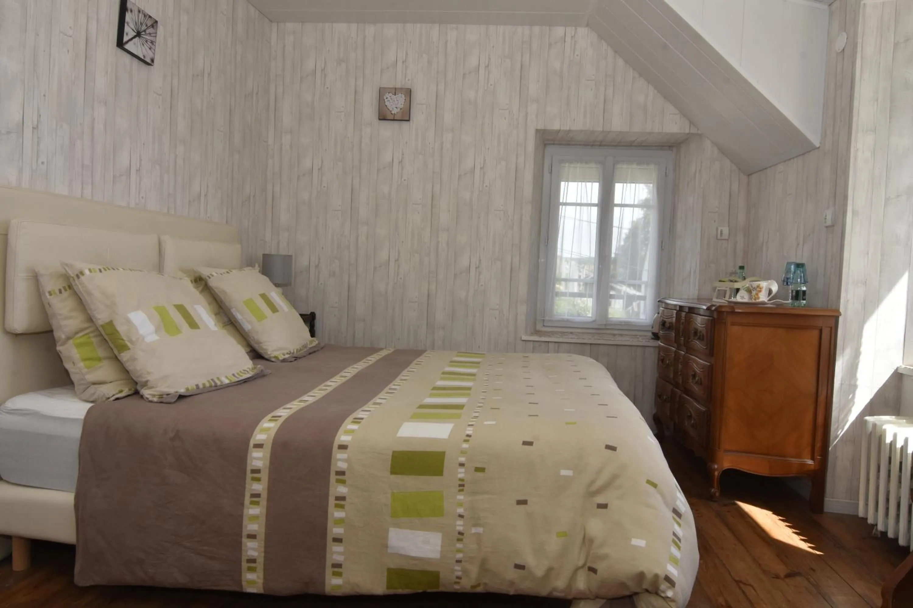 Photo of the whole room in Ty Beg ar Grapenn