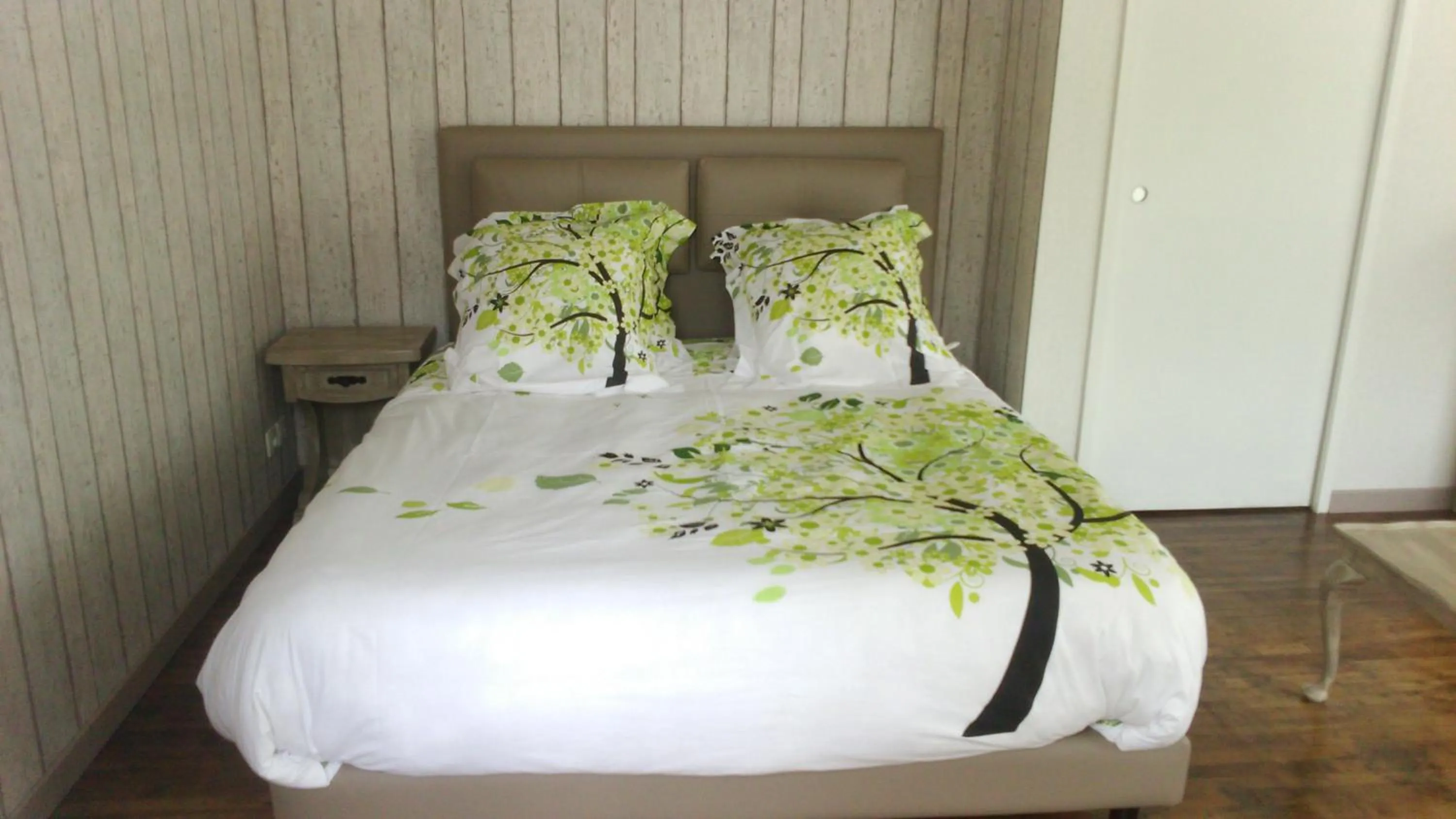 Photo of the whole room in Ty Beg ar Grapenn