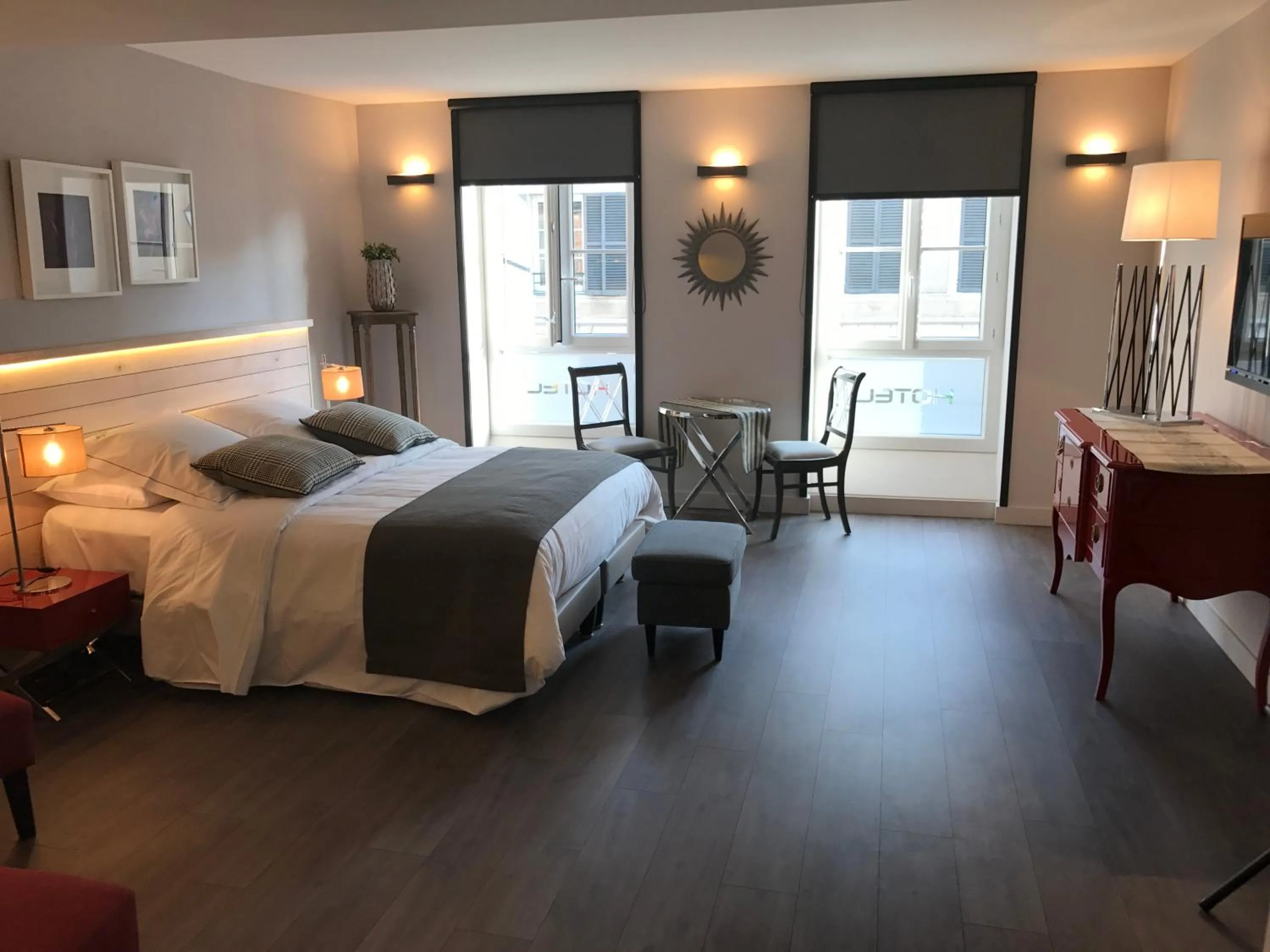 Bed in LOGIS Hotel-Restaurant Le Relais d'Aligre