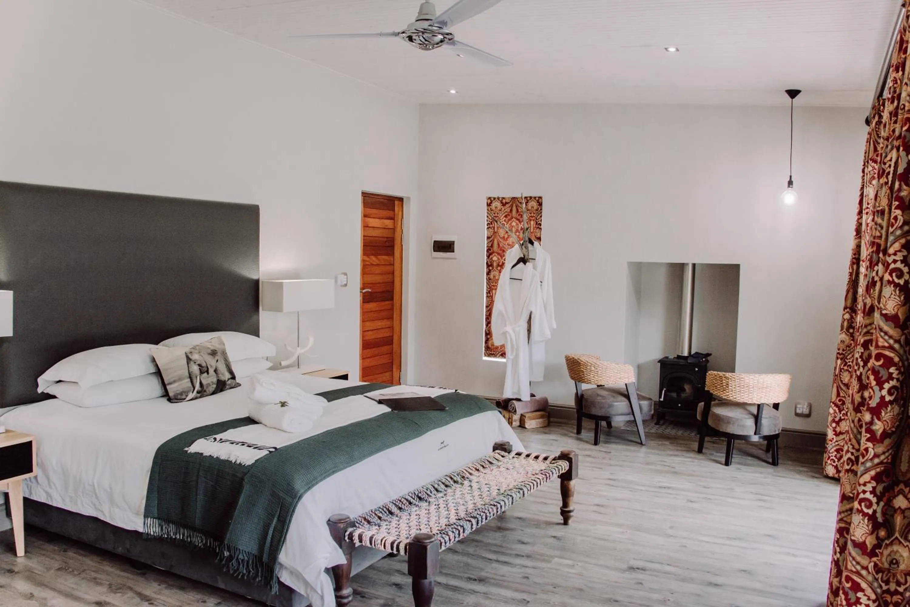 Bed in Wildehondekloof Game Lodge